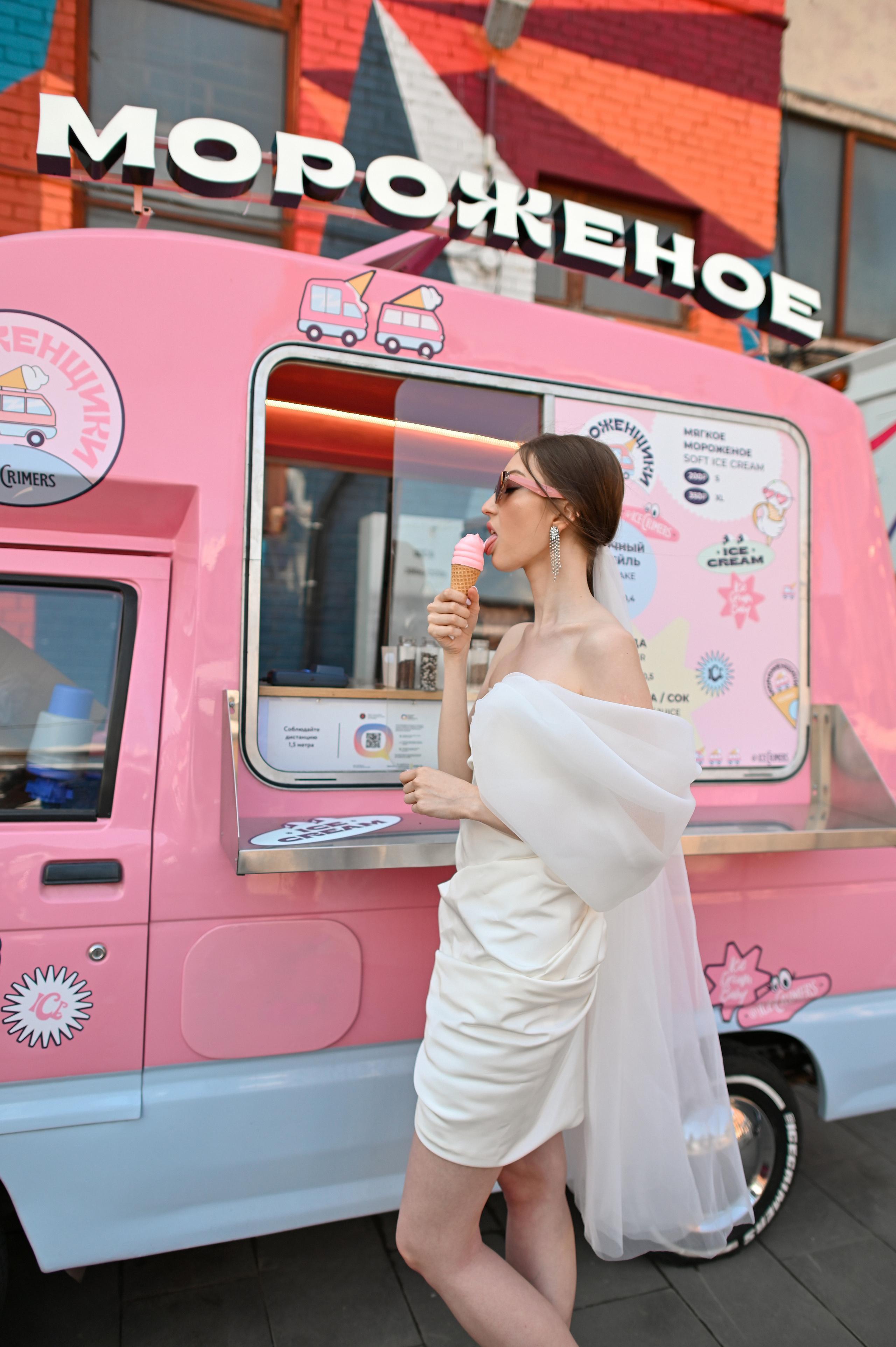 Свадебная прогулка в стиле Moschino. Детский и семейный фотограф в финляндии дина пулкка. контент фотограф