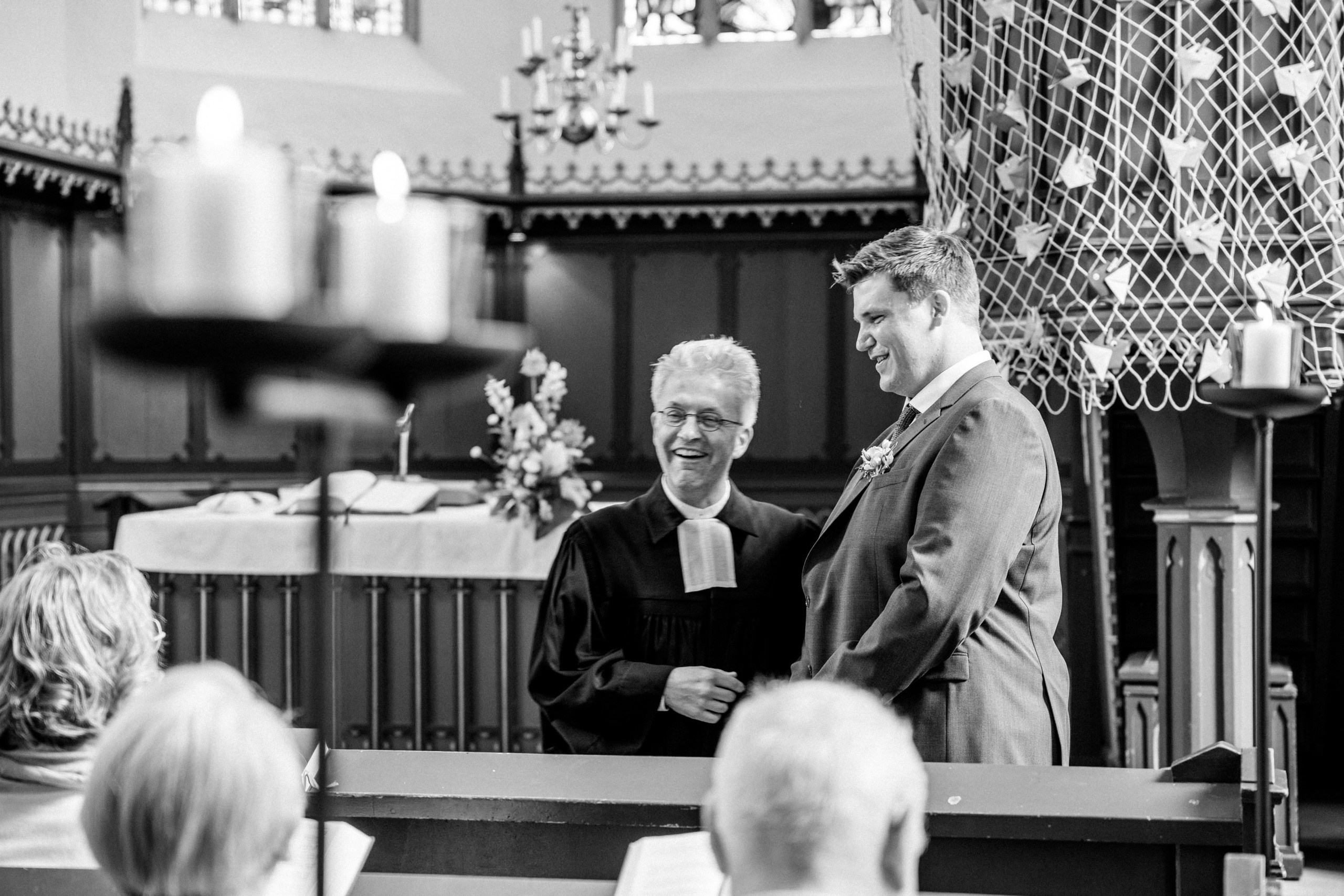 Kirchliche Trauung in Oerlinghausen – Emotionale Hochzeitsfotos & Stilvolle Reportagen!. Hochzeitsfotografin in Gütersloh | Authentische Hochzeitsreportagen | TK Photographie