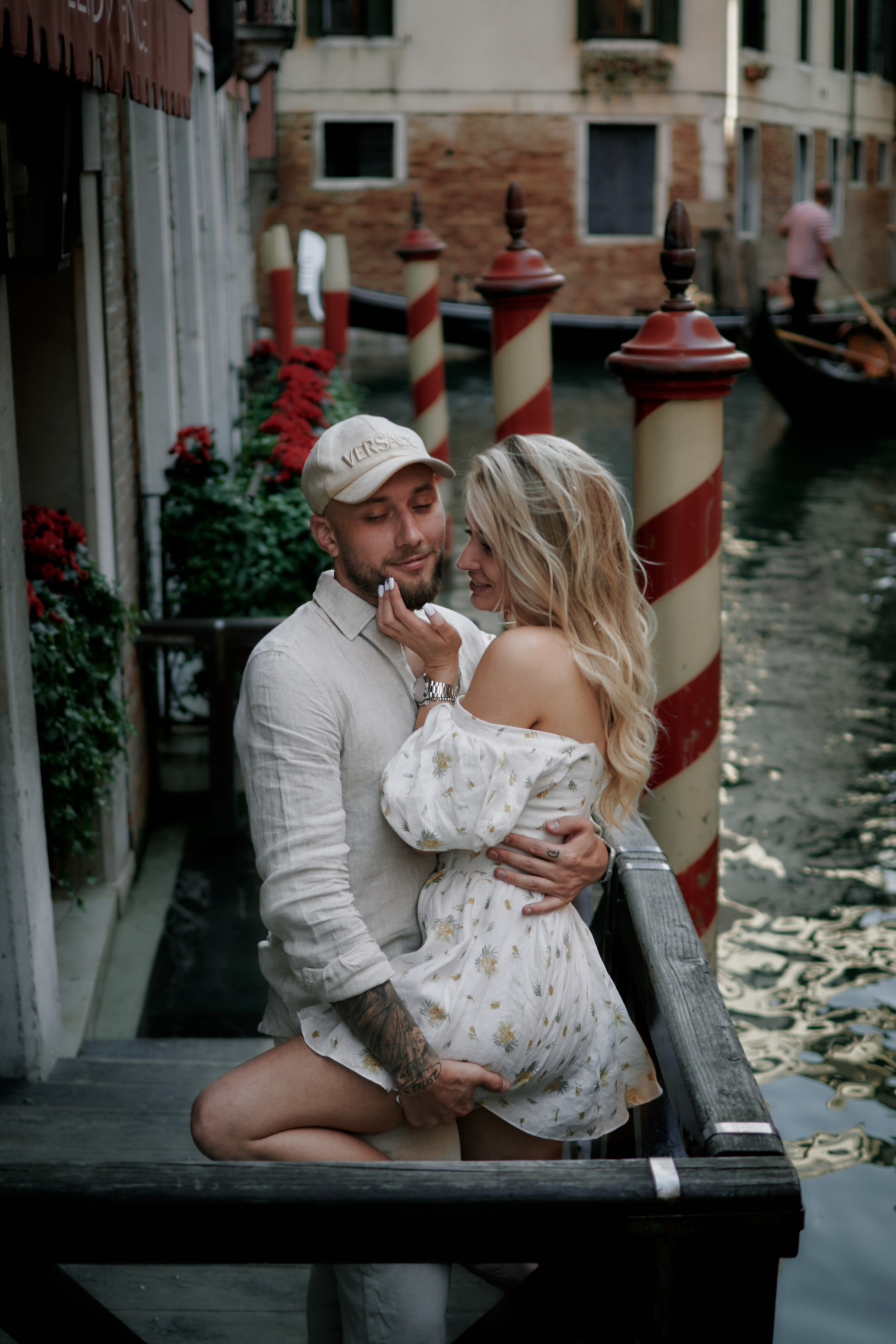 Surprise Engagement Photoshoot in Venice on a Boat. Фотограф в Венеции, Италия. Зотова Яна