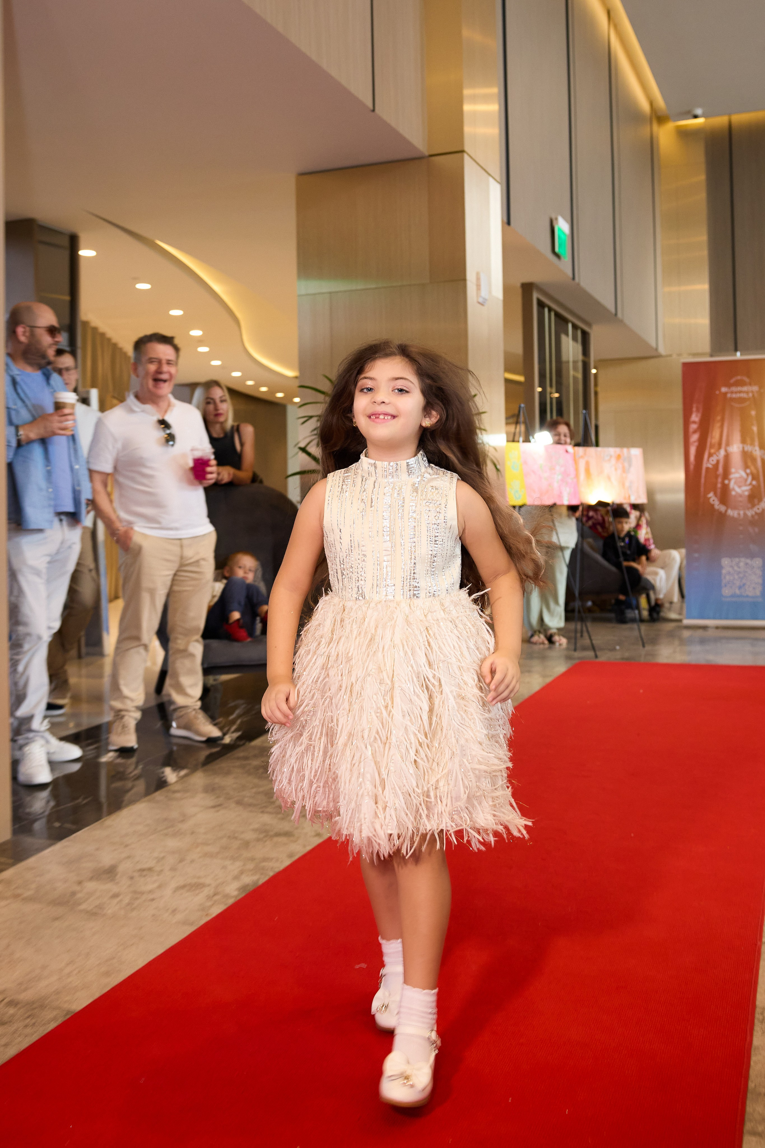 Авторская благотворительная художественная выставка Дианы Бортник. Фотограф Юлия Маковеева