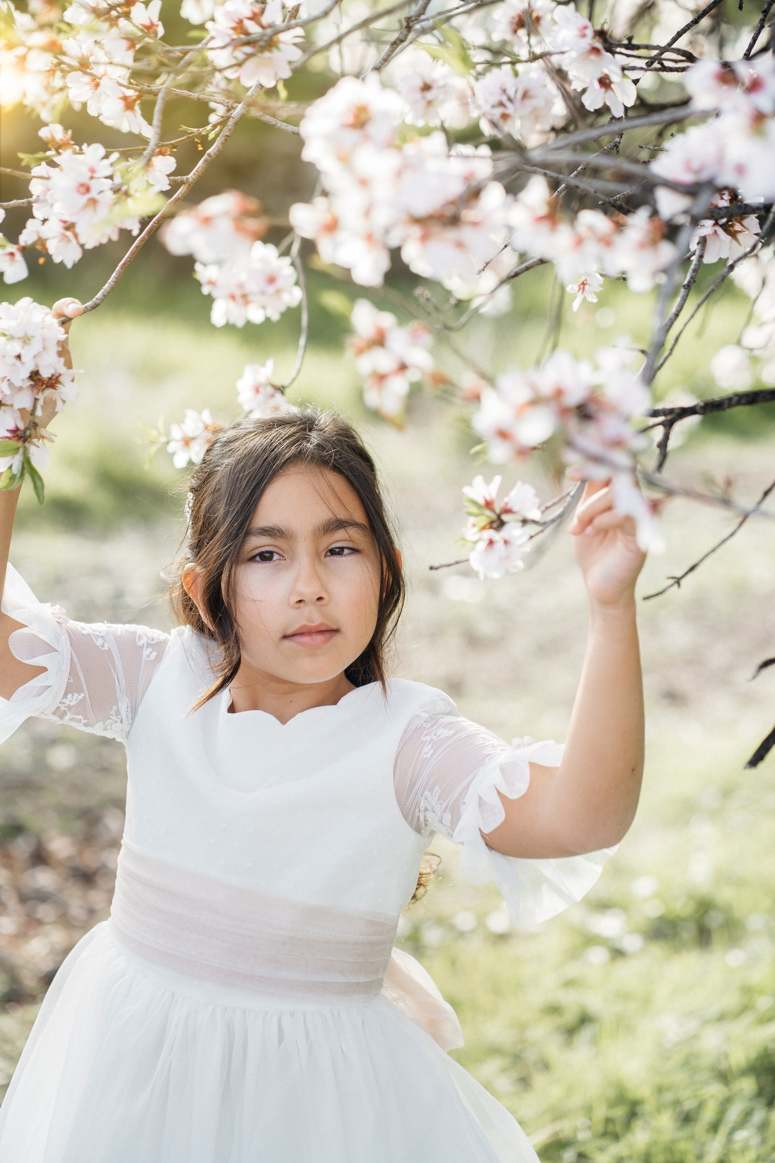 Fotos de comunión en Tenerife – Sesión con almendros en flor. Tania Bonnet | Fotógrafa profesional en Tenerife – Sesiones con vestidos voladores