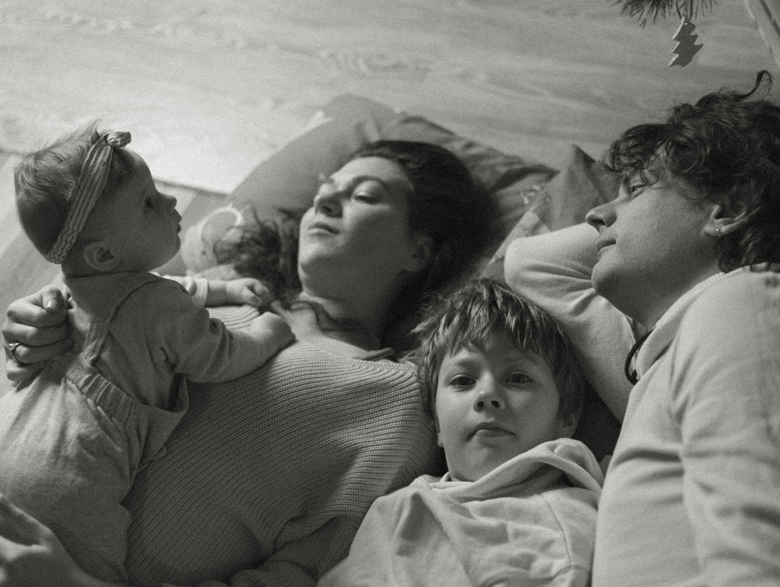 Séance photo de famille pour Noël. Histoires d’amour, séances photos de famille et de mariage en France