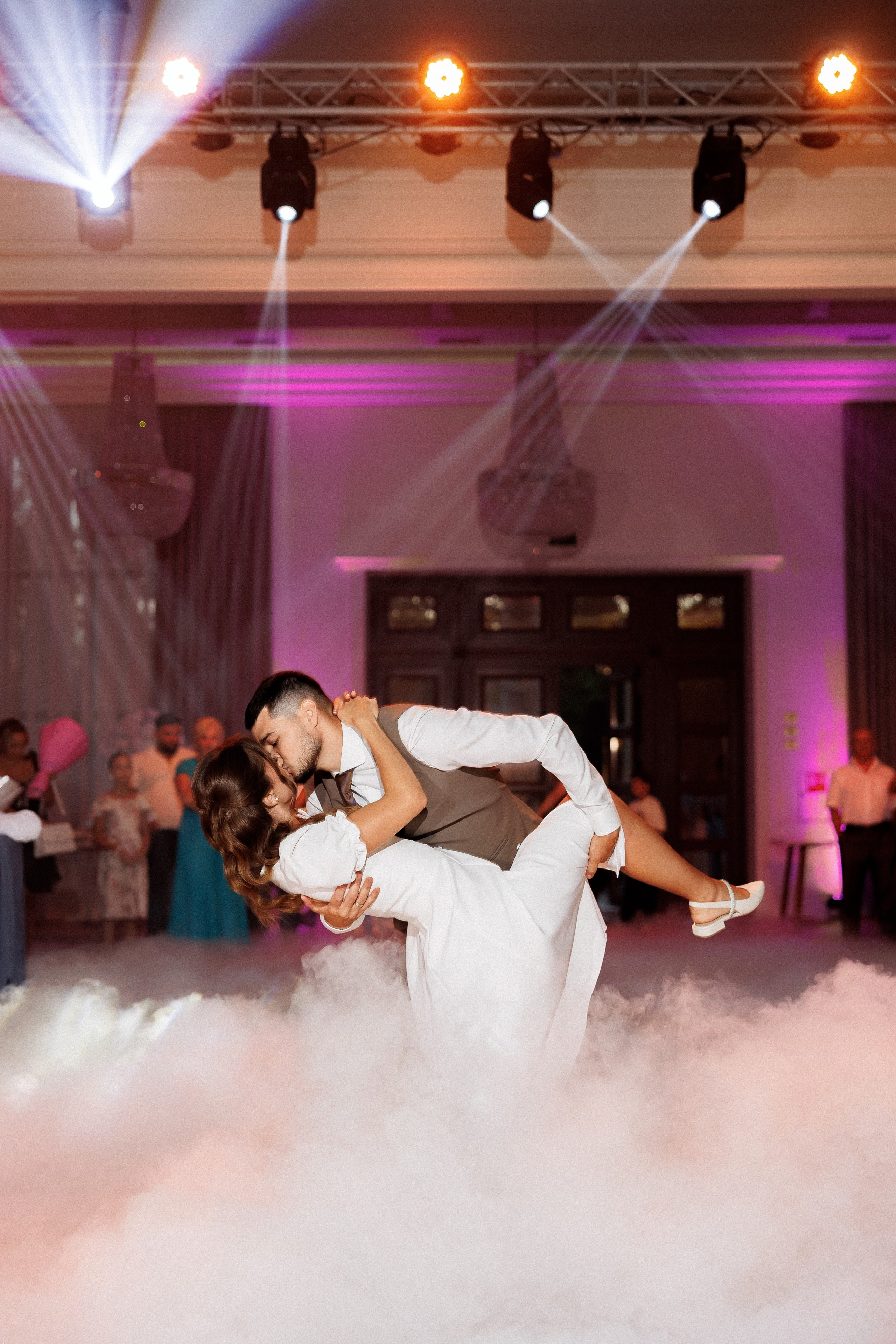 Eugen & Livia — Grand Elysee — Wedding Day. Servicii Foto și Video 067188353