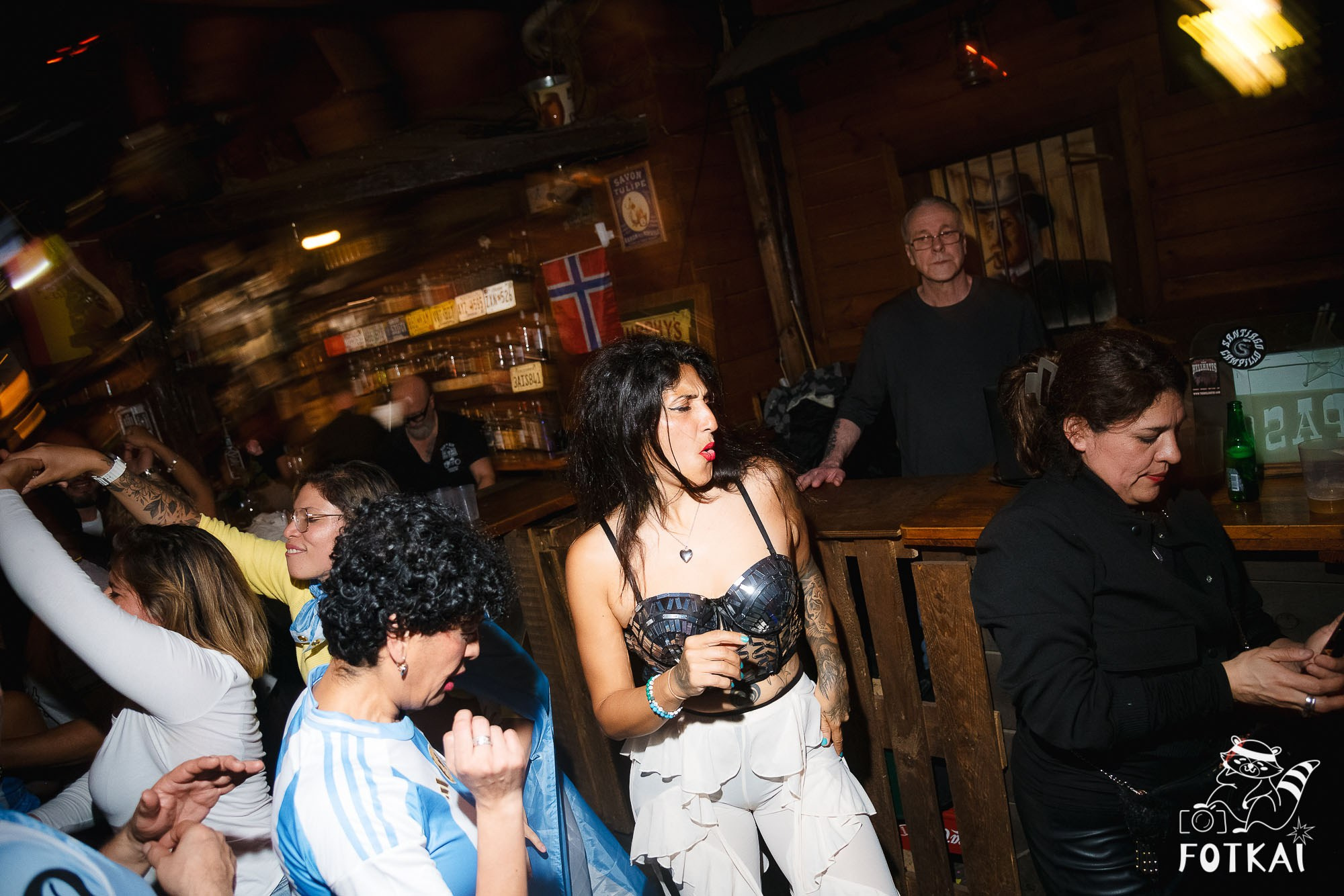 Los Ekilibristas de la Cuerda Floja — Фото с концерта в Торревьехе, 2026 | FOTKAI