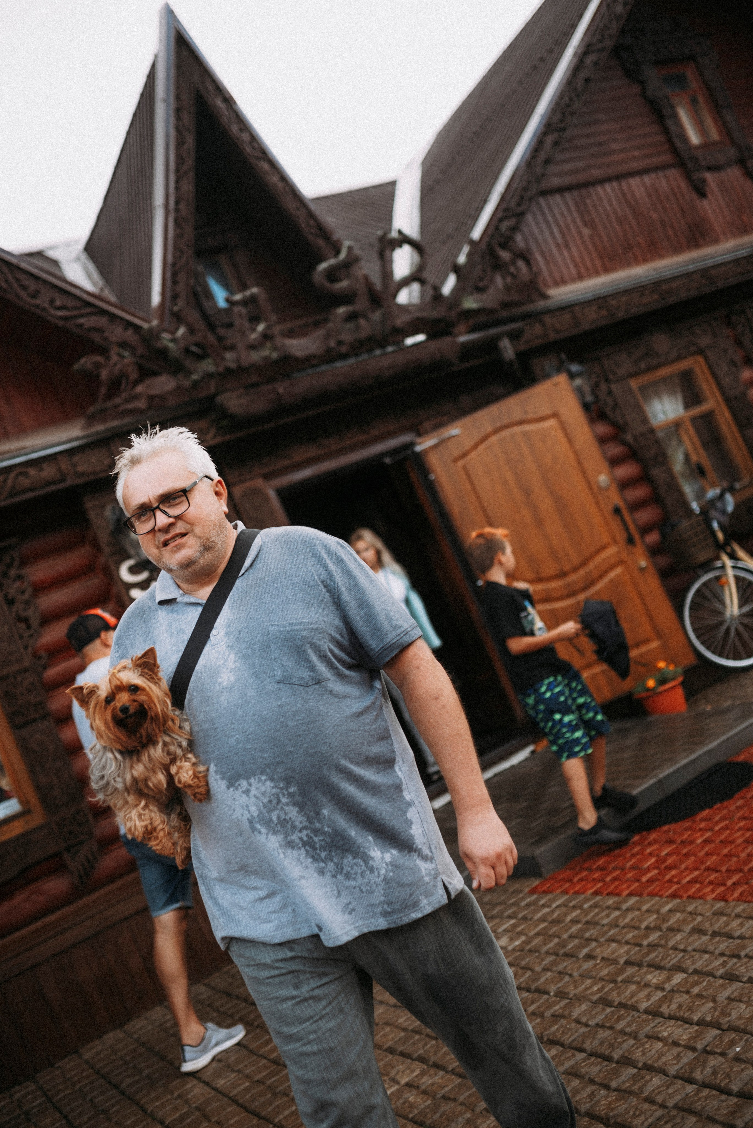 2024. Стрит-фотография, полная абсурда, идиотизма и красоты