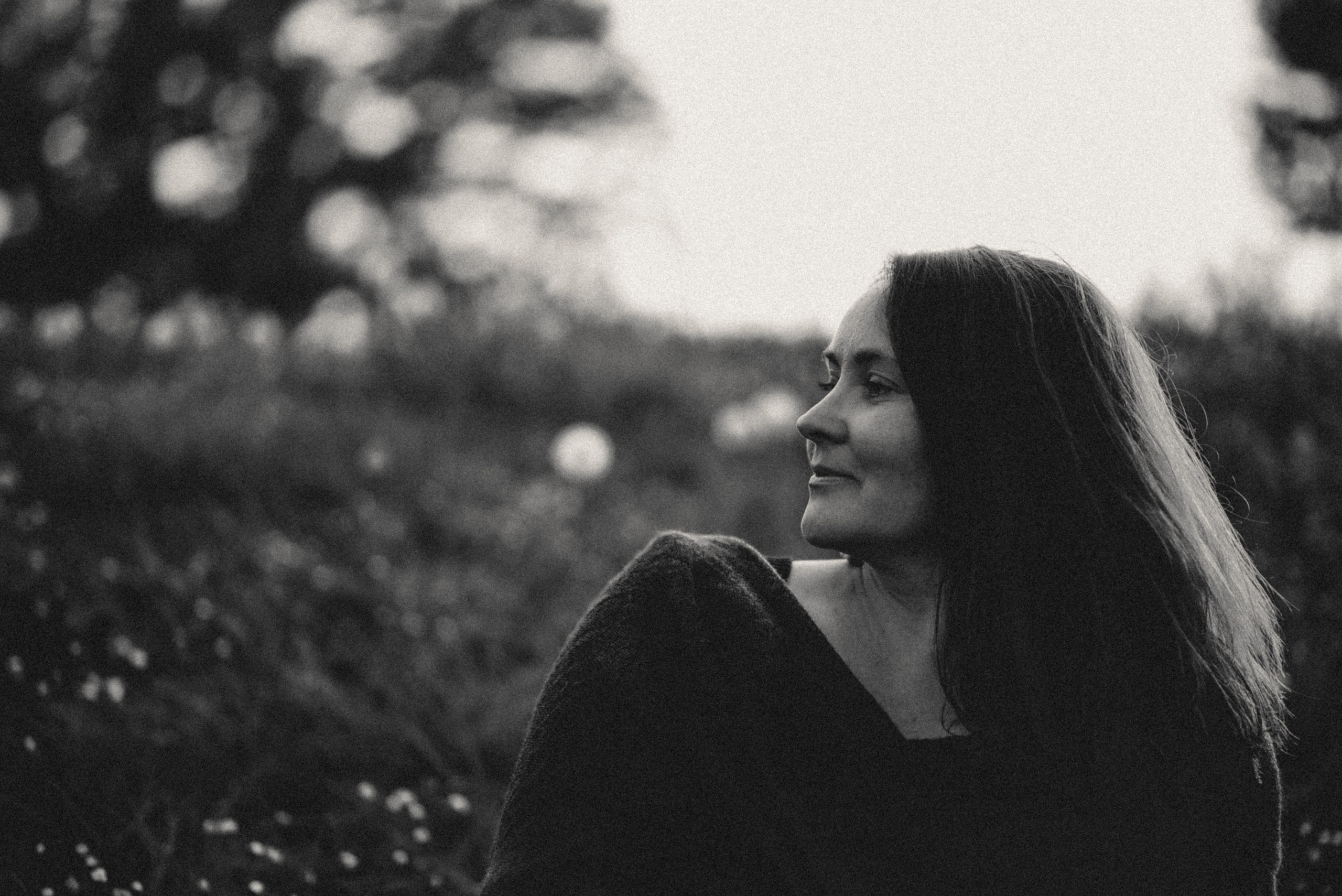 Fotoshooting eineр Geigerin beim Spielen im Freien. Schwarz-weiß Fotografie in Münster. Fotografin Viktoria Roschen