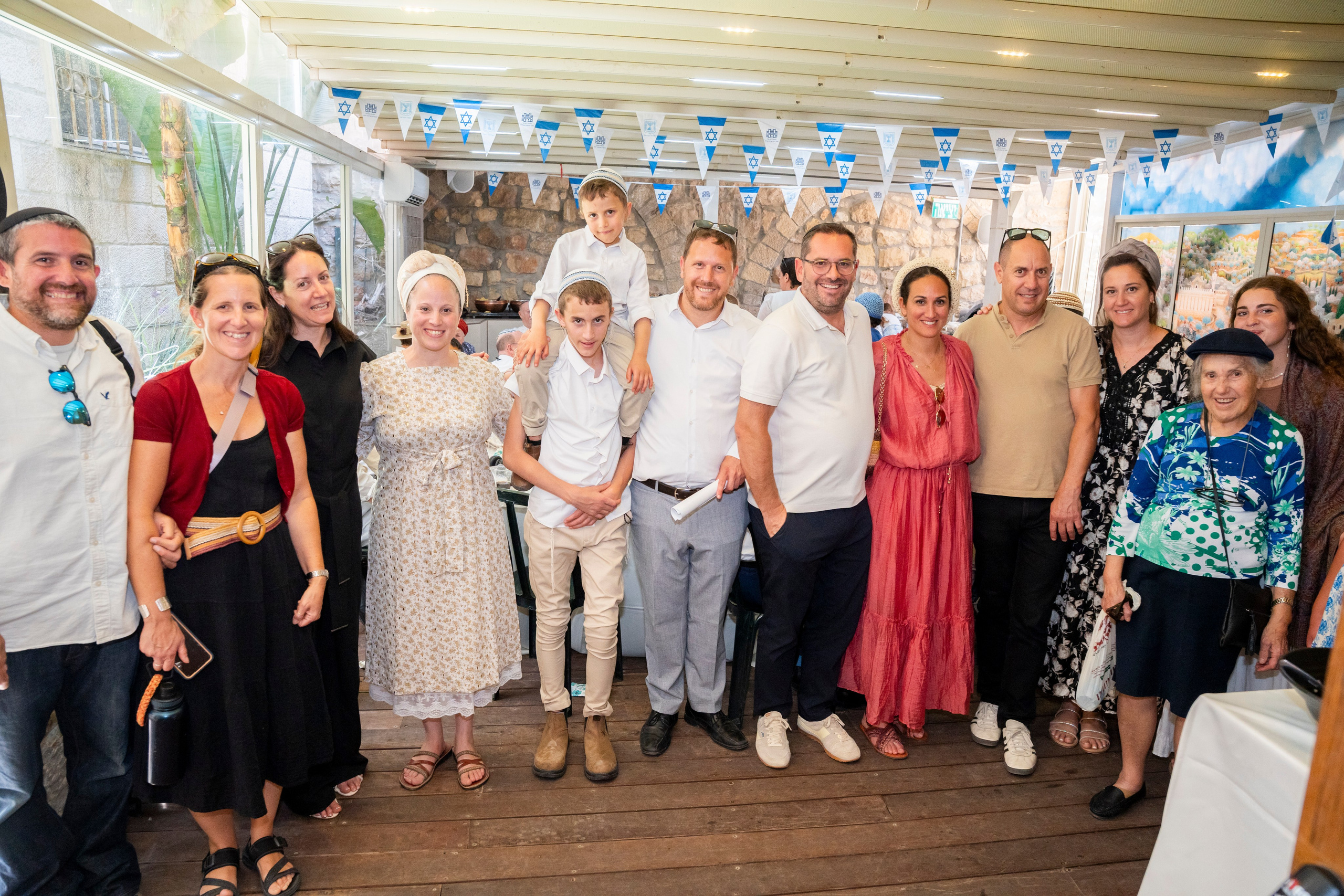 הנחת התפילין רפאל לוי. יוסף מזרחי צילום חתונה, ברית וזוגיות. צלם מקצועי שאוהב להוציא אתכם הכי יפים ברגעים הכי מרגשים