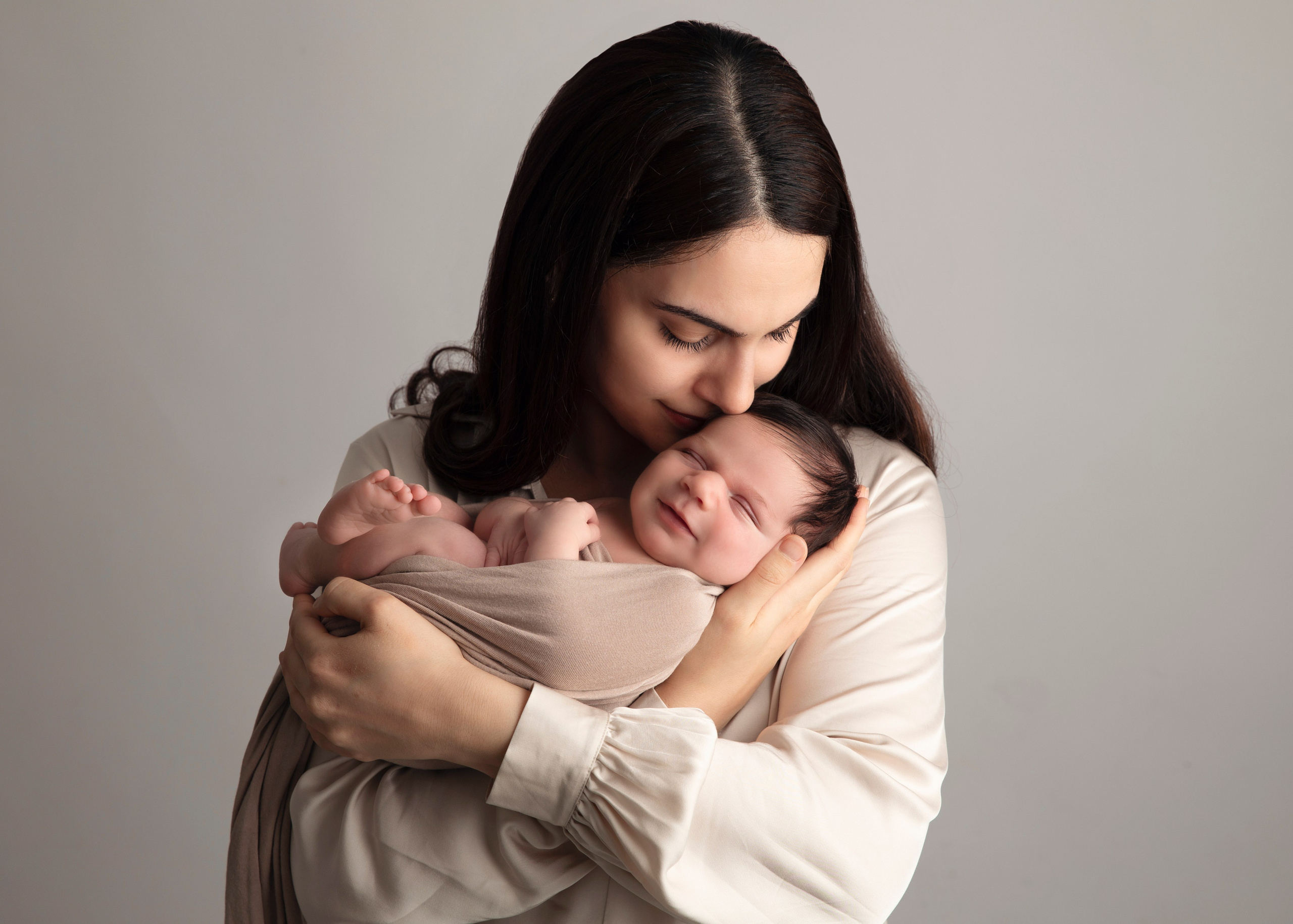 Pappa håller sin nyfödda bebis i famnen, ett fotografi av kärlek och stolthet.Storebror kramar sin lilla syster ömt, ett minnesvärt fotografi för livet tillsammans.