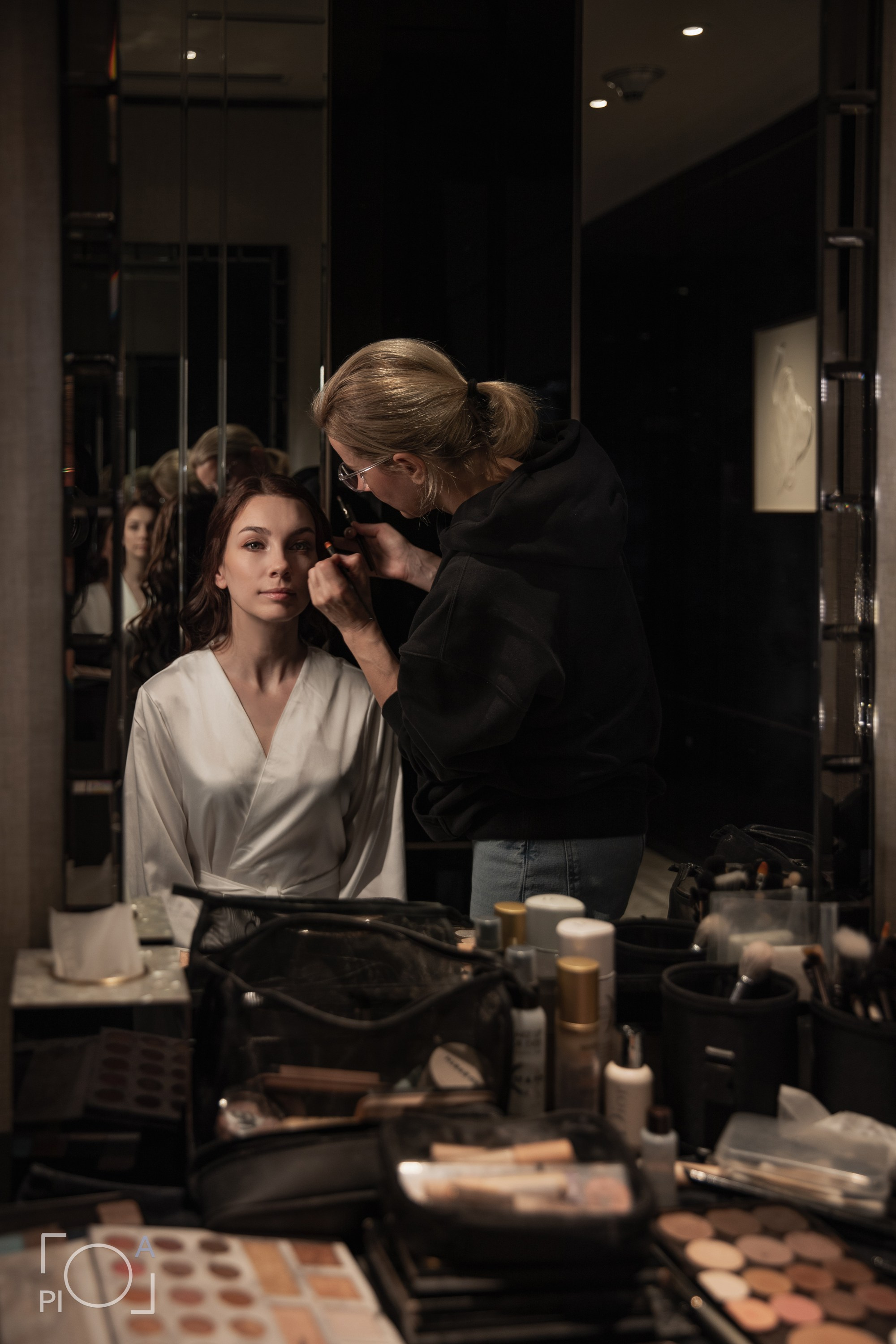 Свадебная фотосессия с консульской подписью в консульстве. Фотограф в Шанхае — Лола Пидлуская