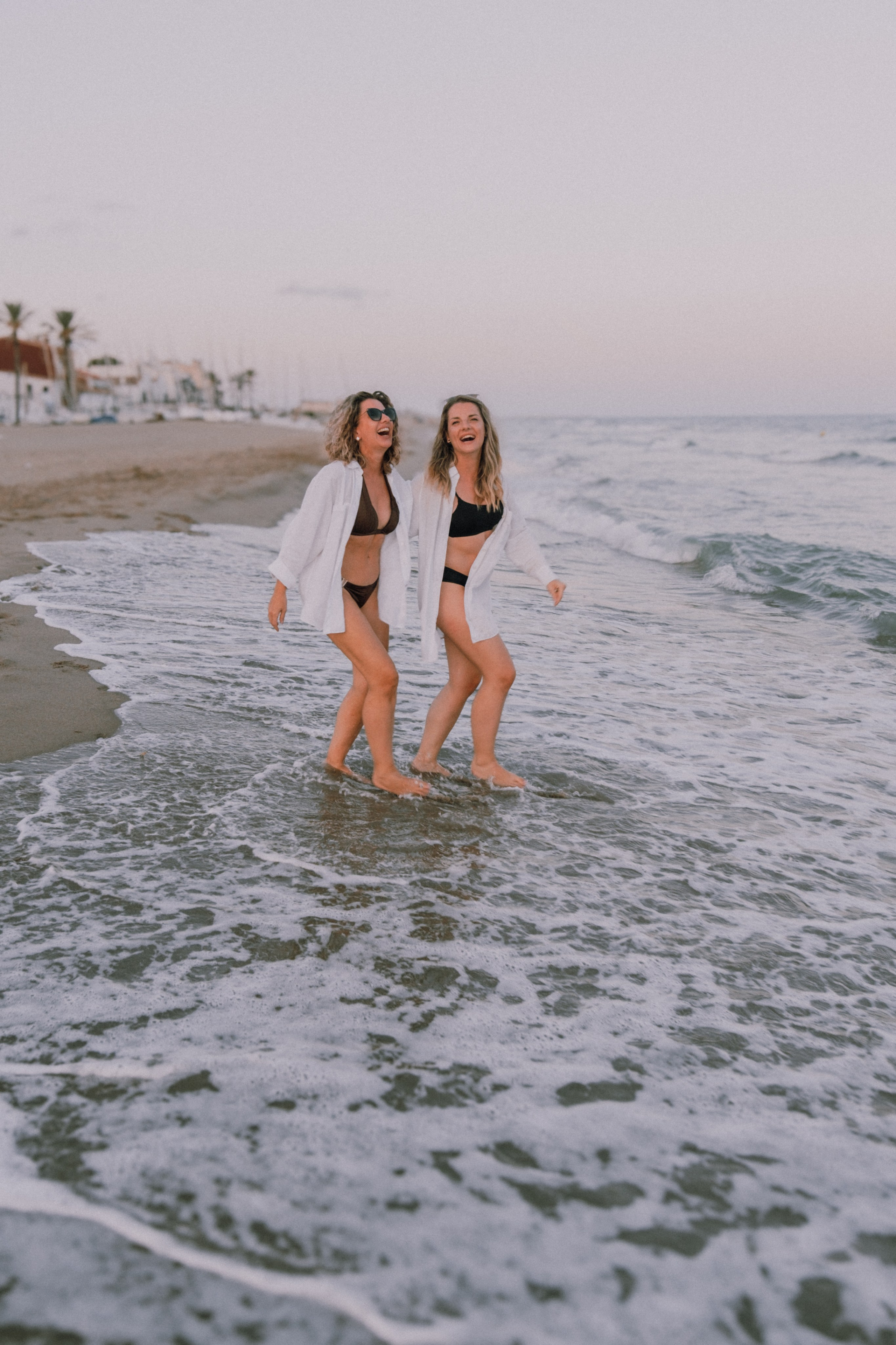 Sesión de amigas en la playa. Fotografía profesional en Calafell - Elena Medvedeva
