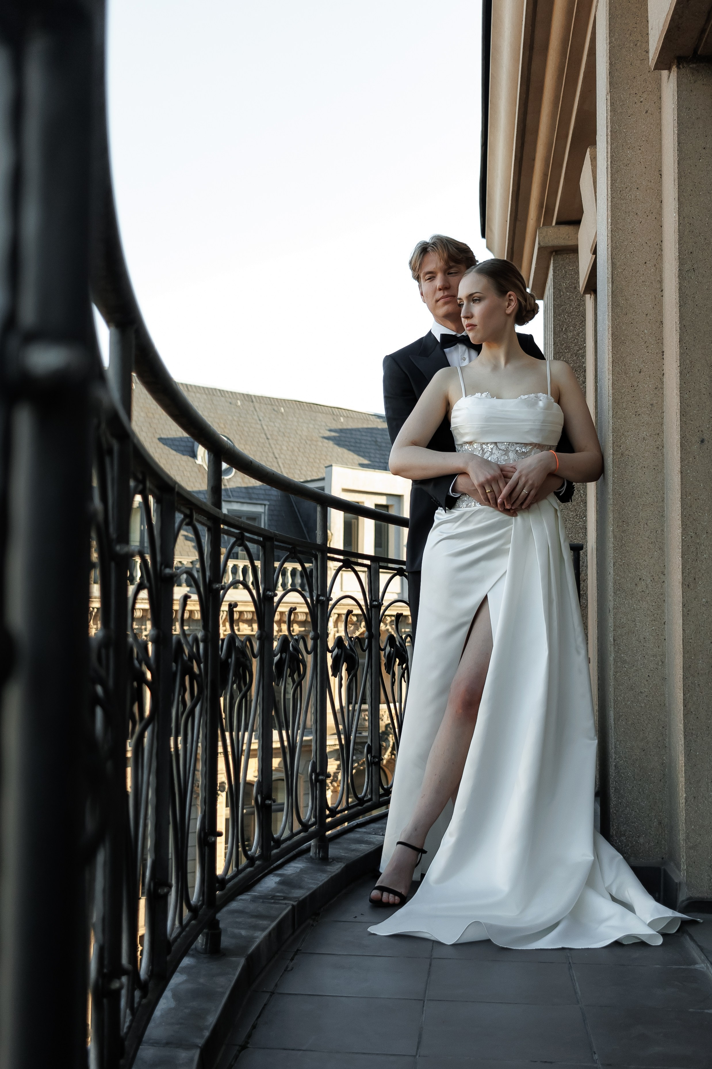  Brautpaar auf elegantem Balkon mit Stadtblick über Berlin – Hochzeitsfotograf Berlin | Nataliia Schütze