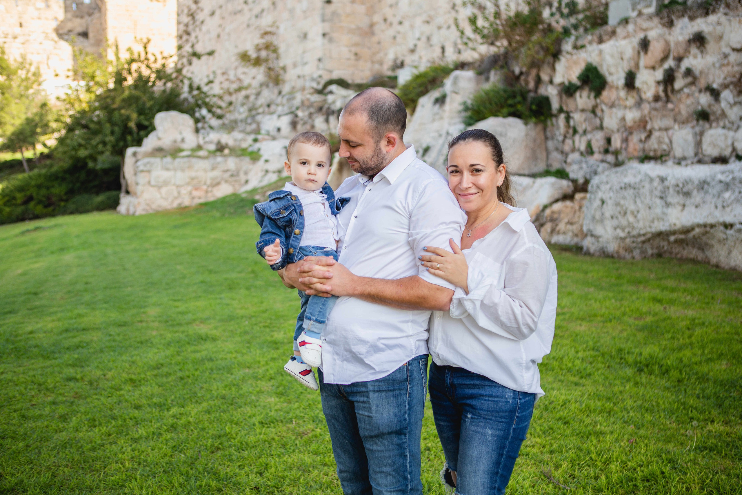 AT THE WALLS OF THE OLD CITY. PHOTOGRAPHER IN ISRAEL