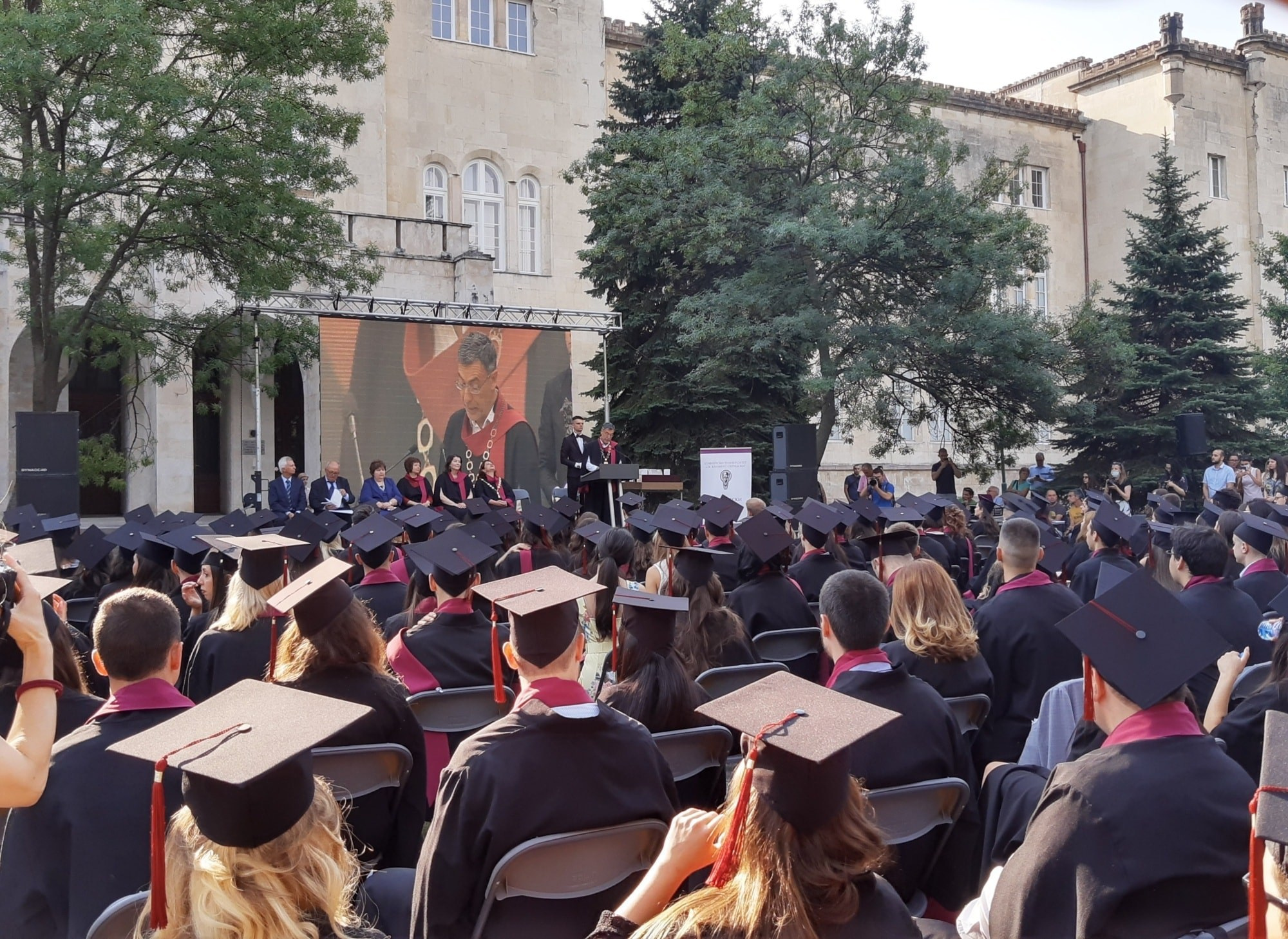 Академични тоги и шапки за университети | Официално облекло|togiishapki.bg. 🎓 Togiishapki.bg — Тоги и академични шапки за дипломиране на студенти, ученици и деца