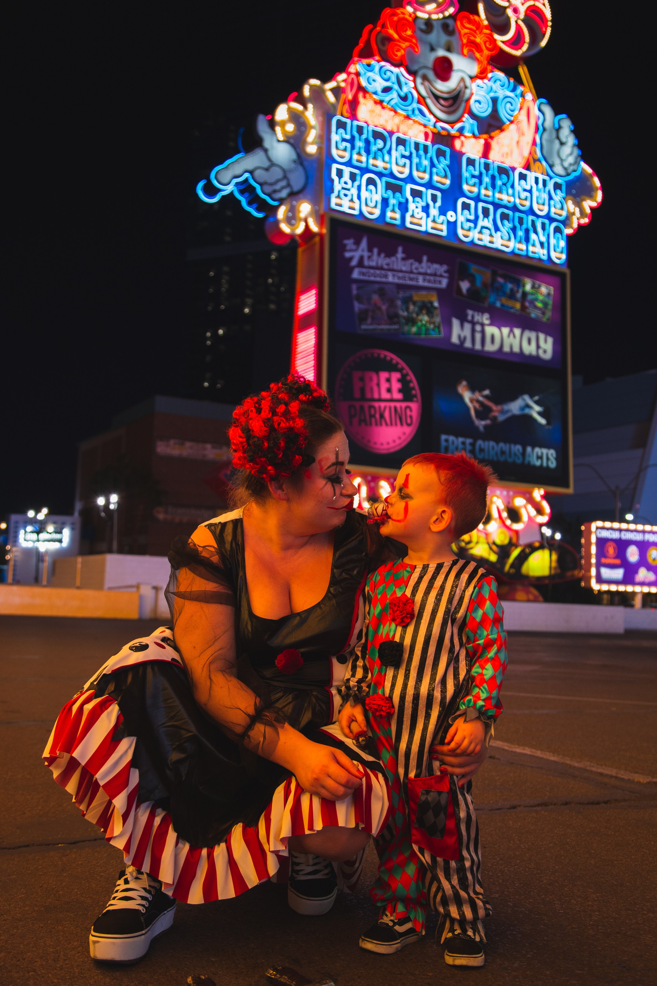 Crazy clowns. Wedding & elopement photographer Viktoriya Kravtsov. Las Vegas