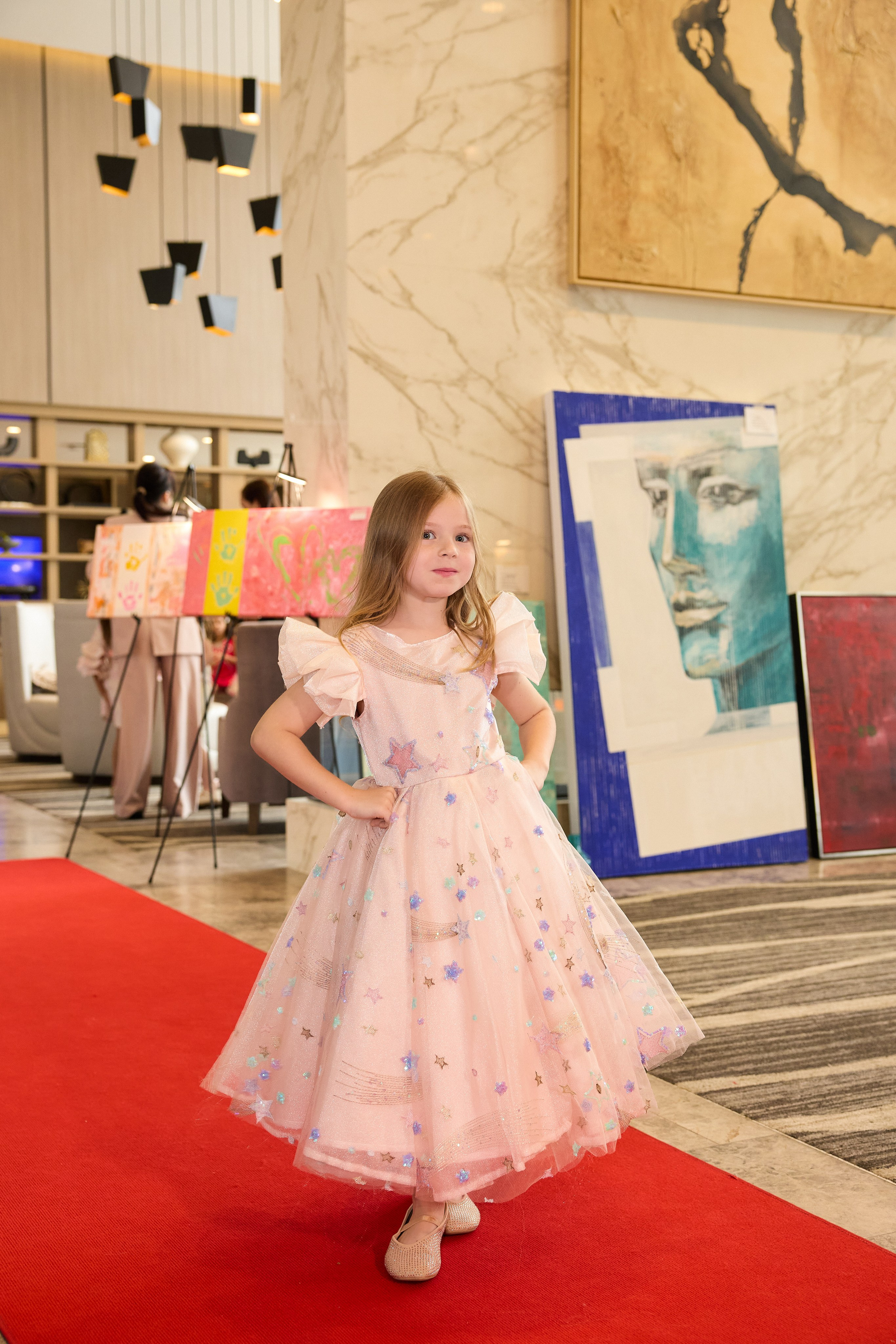 Авторская благотворительная художественная выставка Дианы Бортник. Фотограф Юлия Маковеева