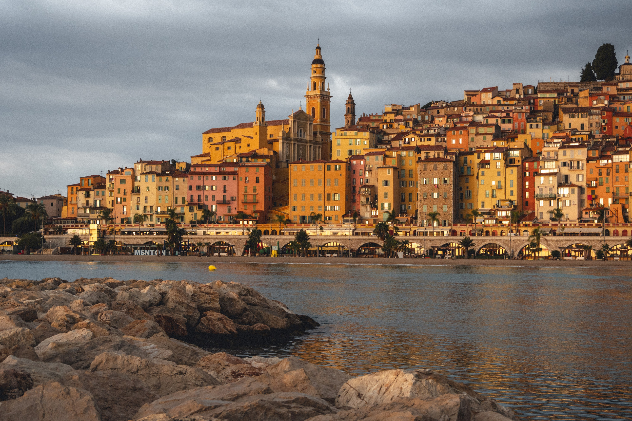 Lever de soleil à Menton. Photographe sur Cote d’Azur. Portraits de familles, couples, enfants, événements