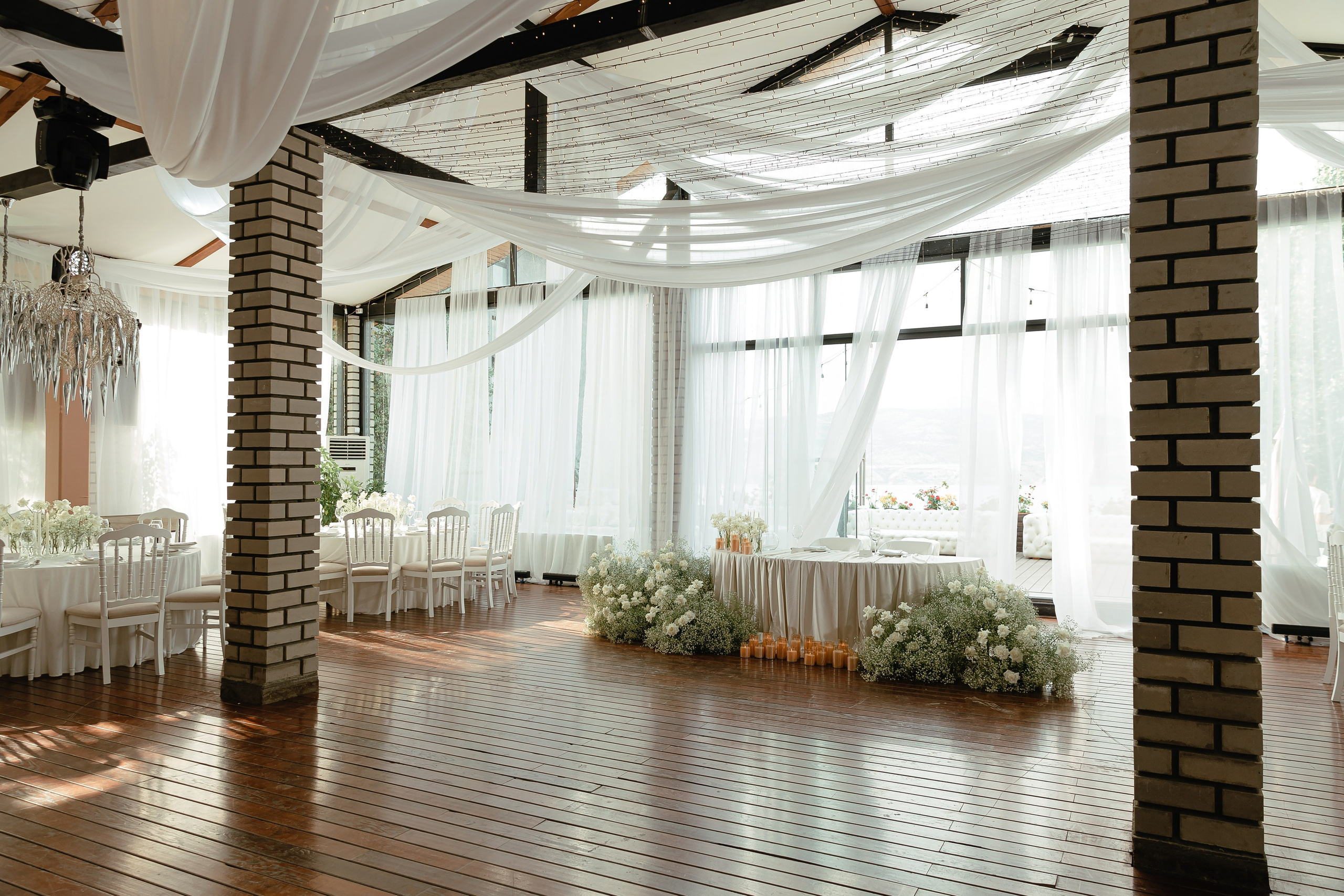 Thomas & Suyumbika. Главная