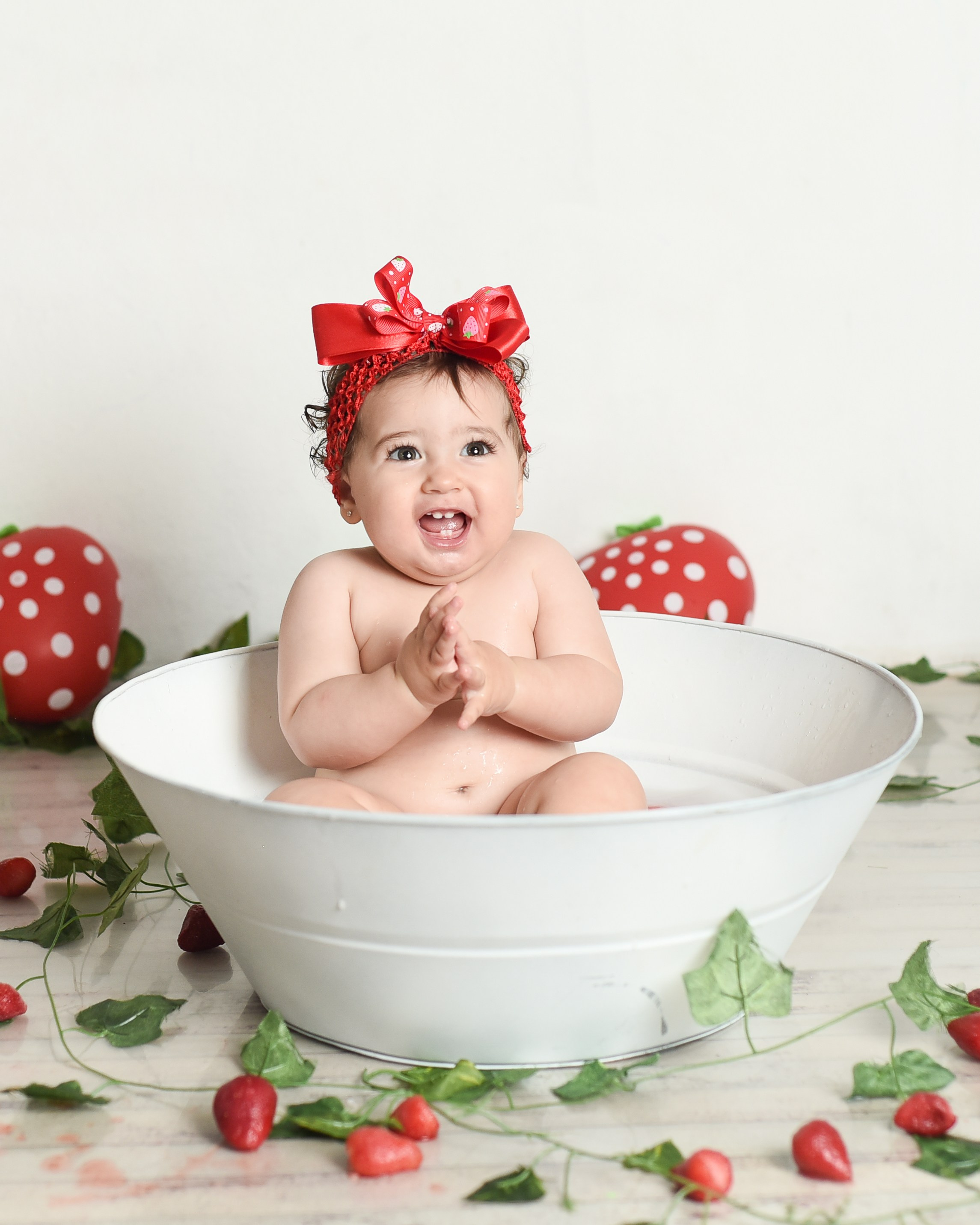 Sesión 1er año de Rebeca. Temática: Frutillita + Mini Sesión Navideña. Fotografo de casamiento en misiones y fotógrafo de familia  Posadas