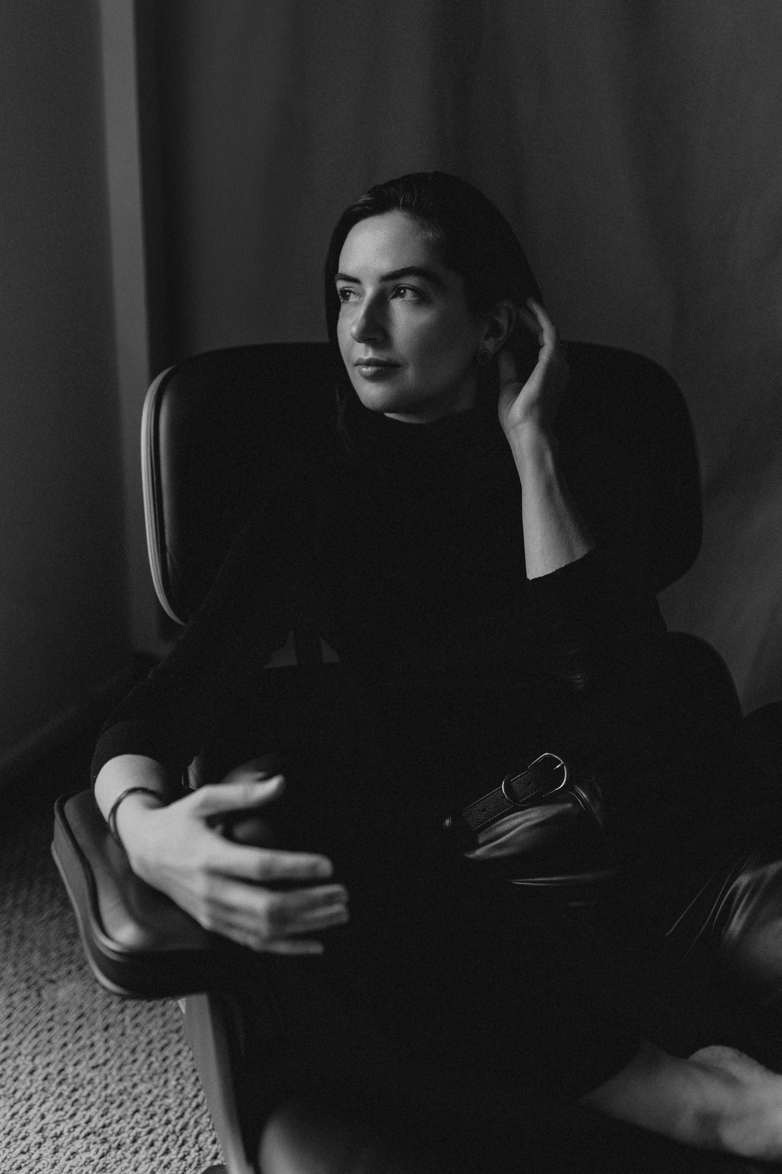 Your minimalistic home portrait may look like. Maternity, newborn photographer in the Bay Area|Iryna Rakivnenko