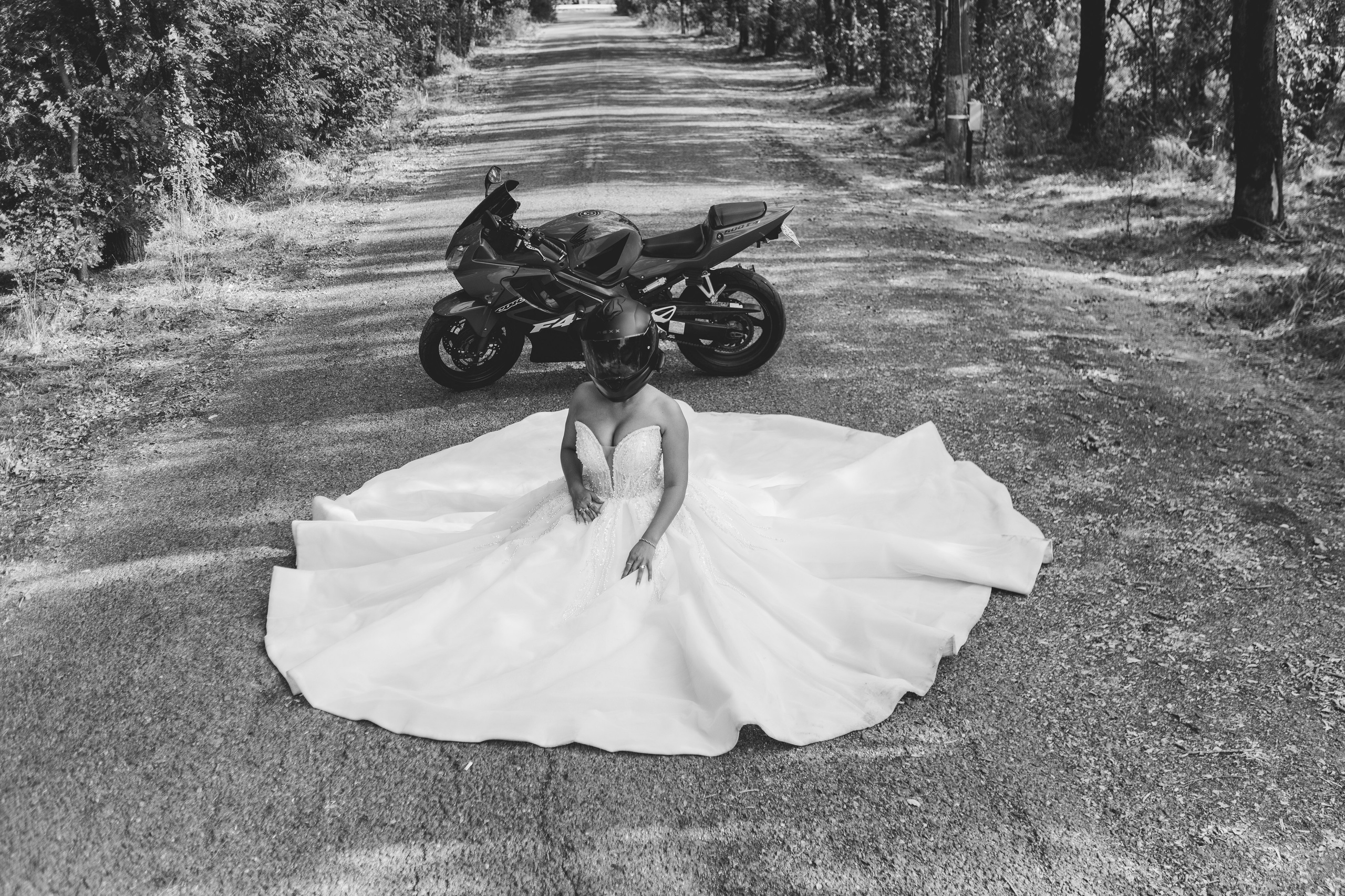 Trash the Dress cu motocicliști — ședință foto de poveste. Lucian Dedeu — Fotograf de nuntă și eveniment