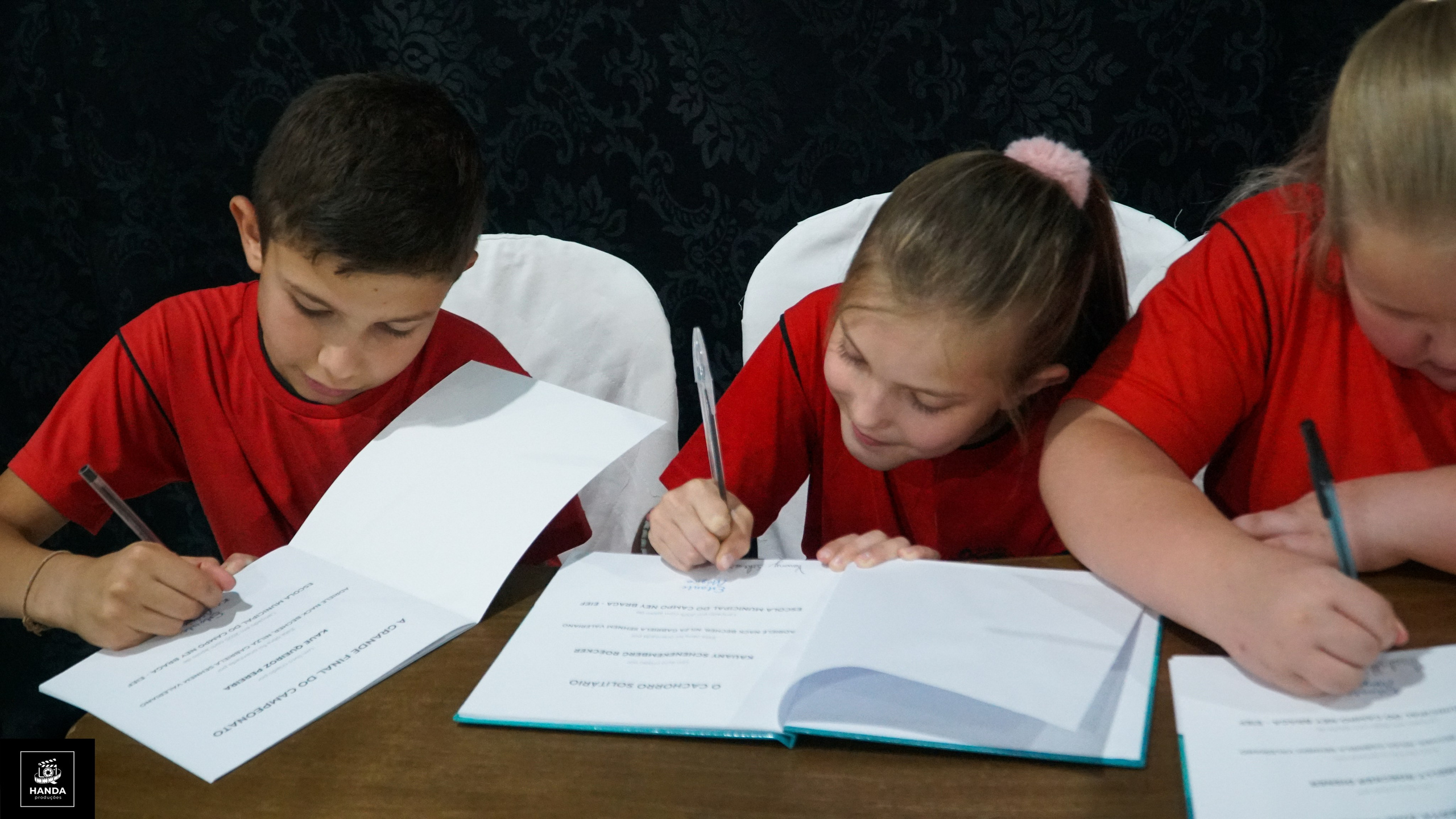 Noite autógrafos colégio Aurélio Buarque de Holanda. Handa Produções