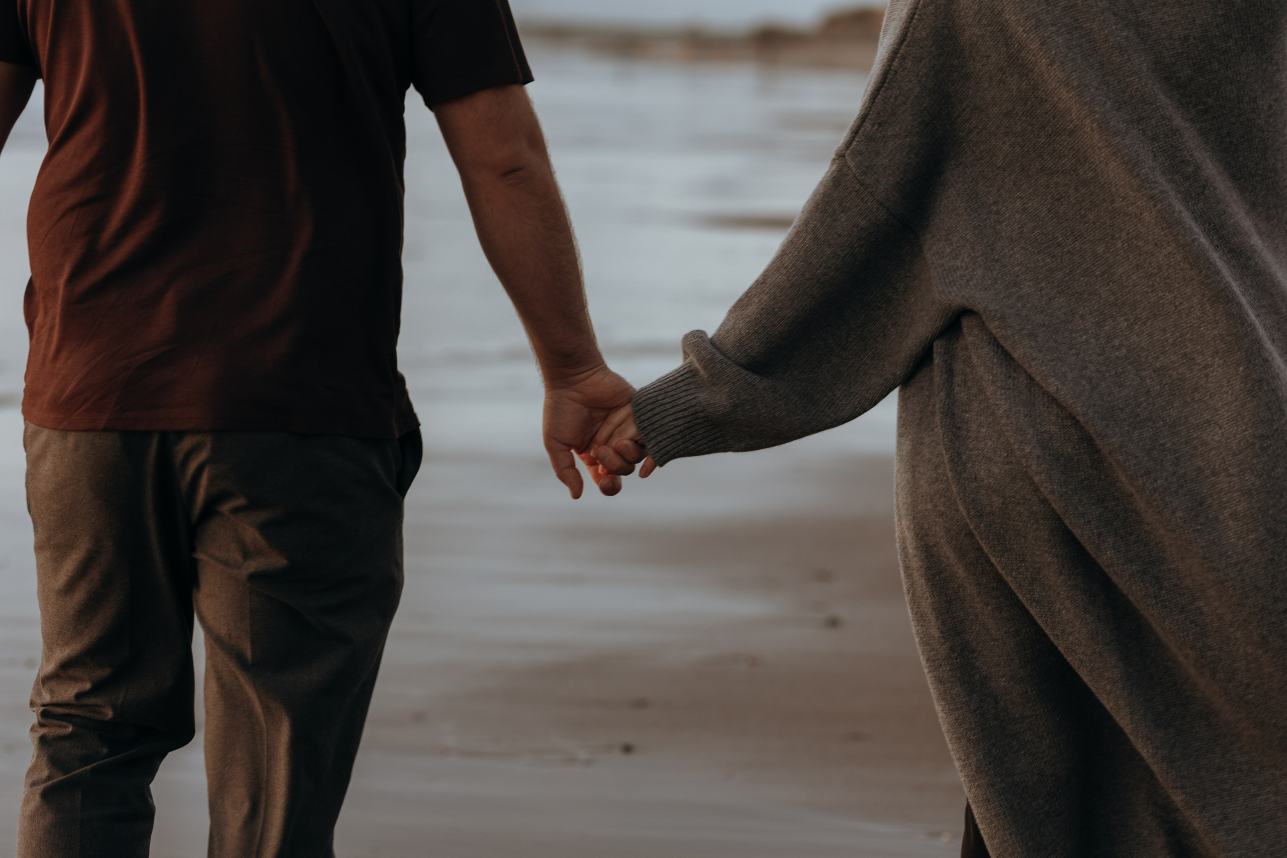 Sunset maternity photoshoot. Annah Louwagie — Lifestyle photographer for couples, families & brands | France & worldwide