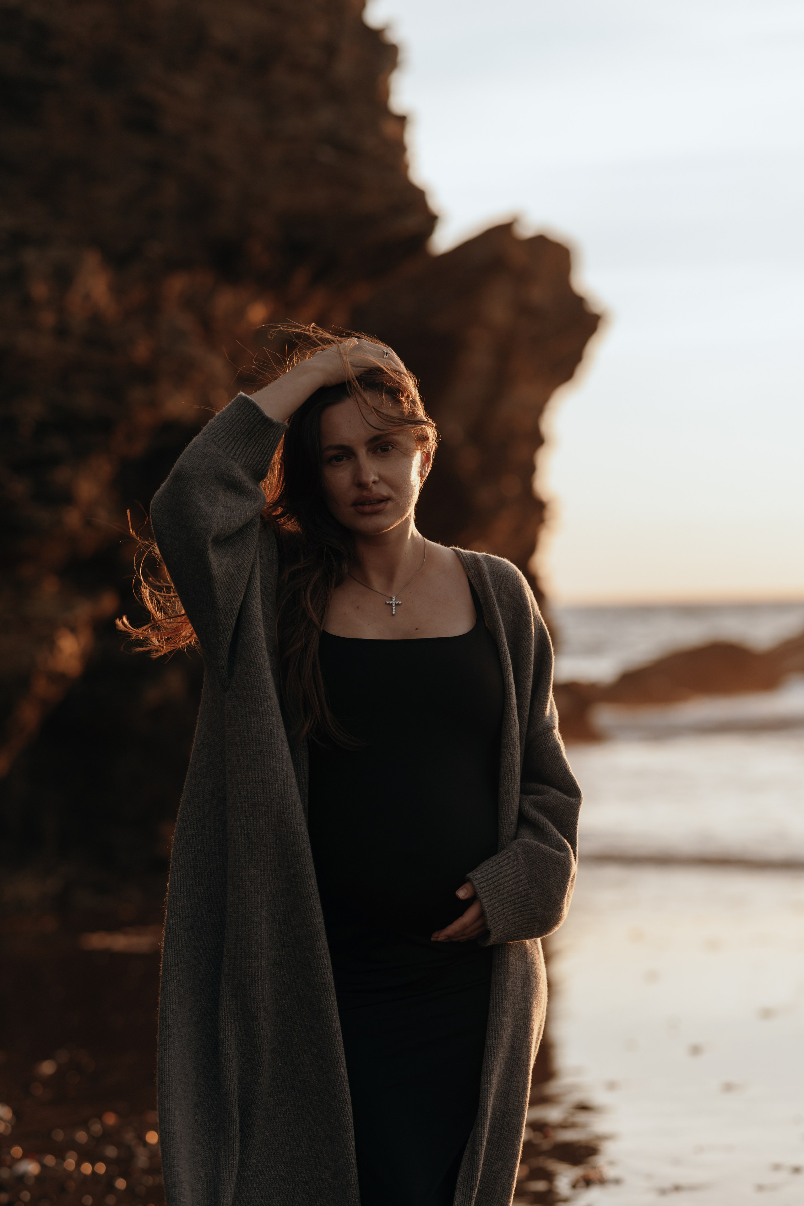 Sunset maternity photoshoot. Annah Louwagie — Lifestyle photographer for couples, families & brands | France & worldwide