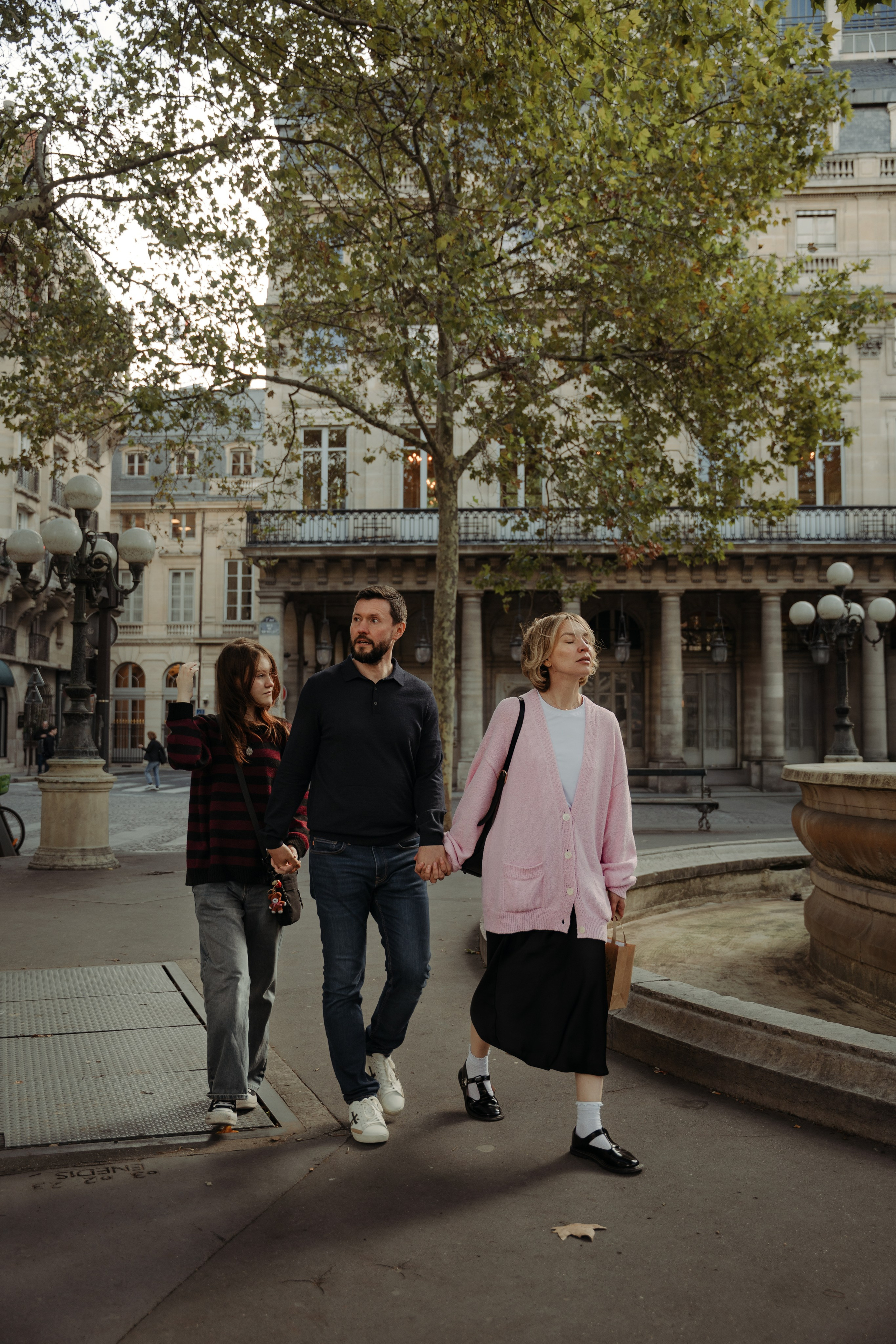 Family of 3 — the morning stroll. Фотограф в Париже Полина Осипова