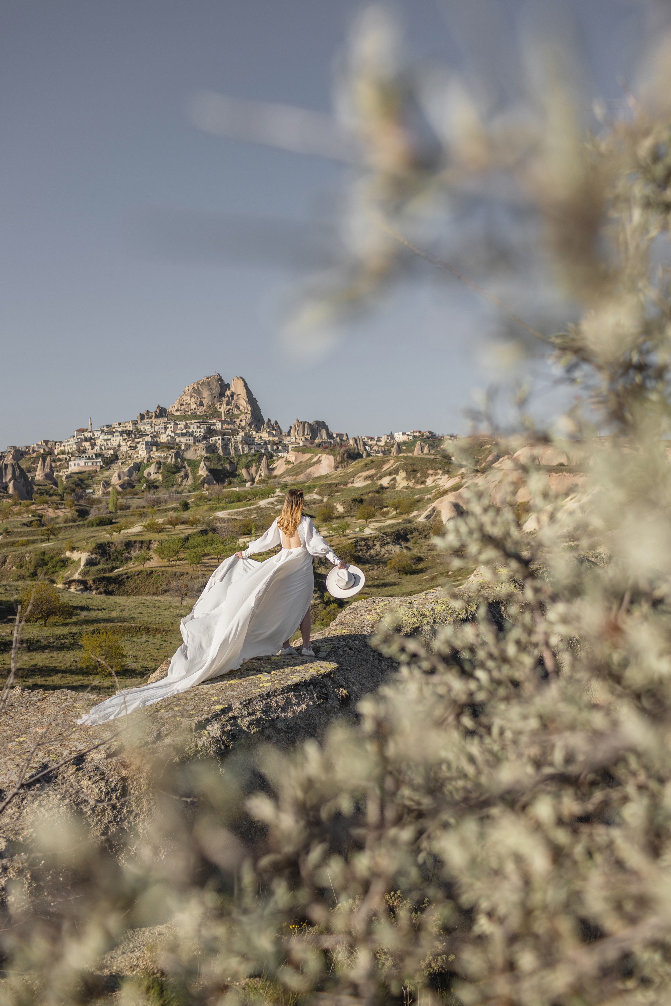 Elegant Wedding Photoshoot with a Flowing Dress and Balloons in Cappadocia. Julia Ganch I Fashion Wedding Photography I Cappadocia Turkey