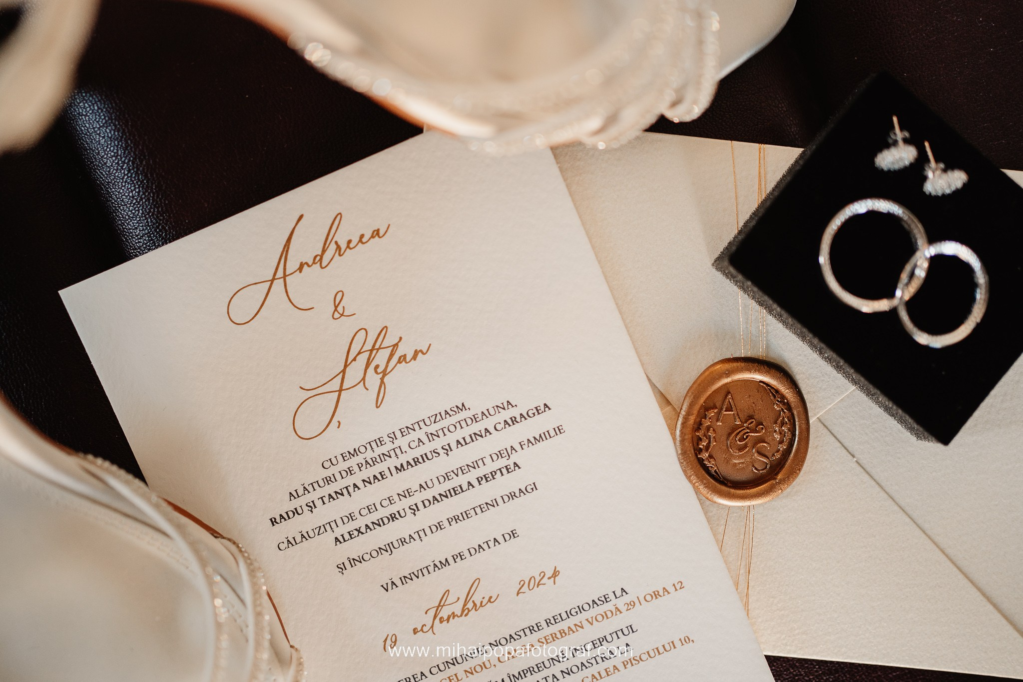 Moment emoționant între miri în ziua nunții, surprins într-un cadru natural și romantic, la Daimon Events. Fotografie de nuntă profesională, editată artistic pentru a evidenția emoția și eleganța evenimentului.