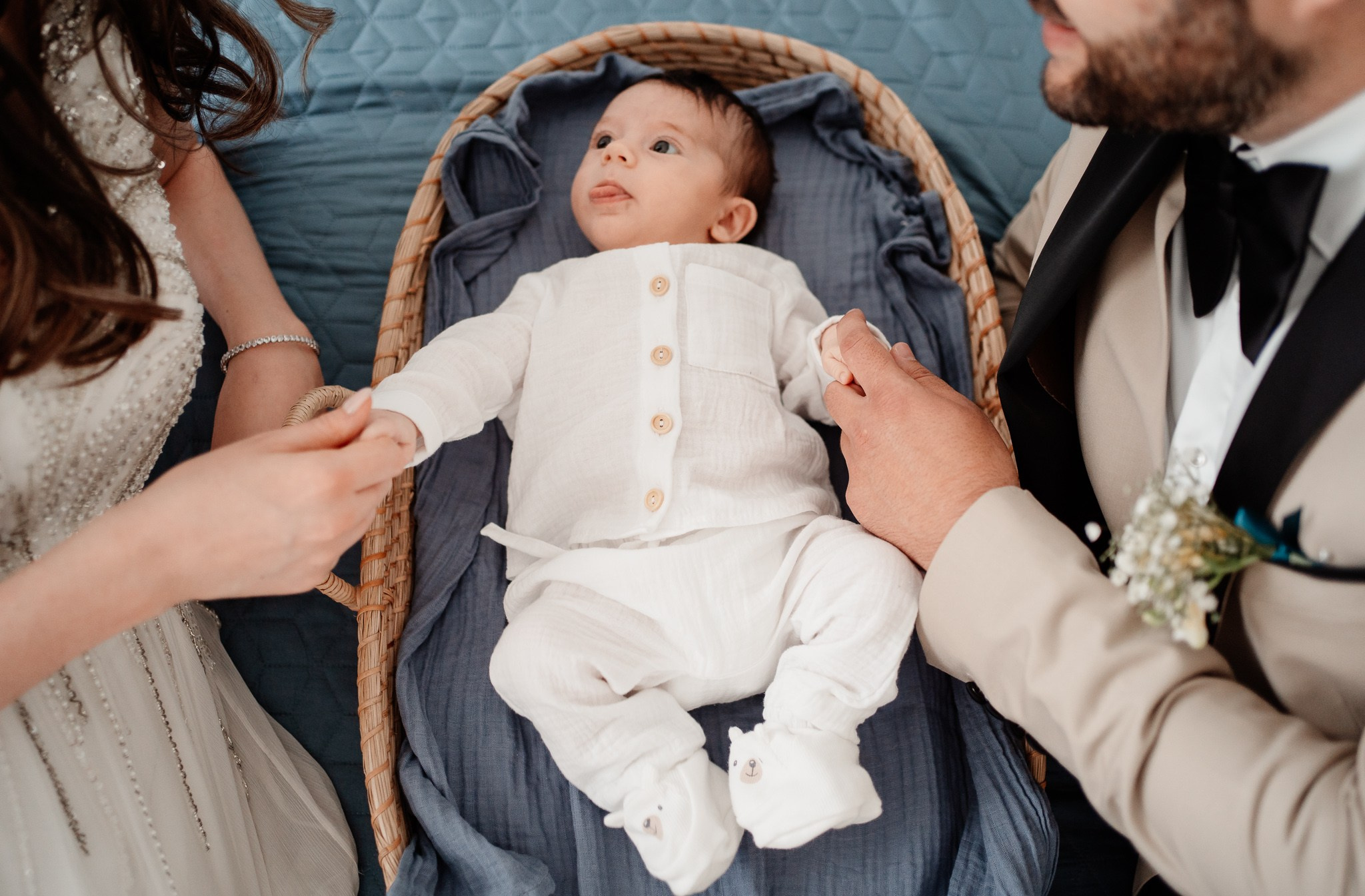 Moment emoționant între miri în ziua nunții, surprins într-un cadru natural și romantic, la Grădina Lahovari. Fotografie de nuntă profesională, editată artistic pentru a evidenția emoția și eleganța evenimentului.