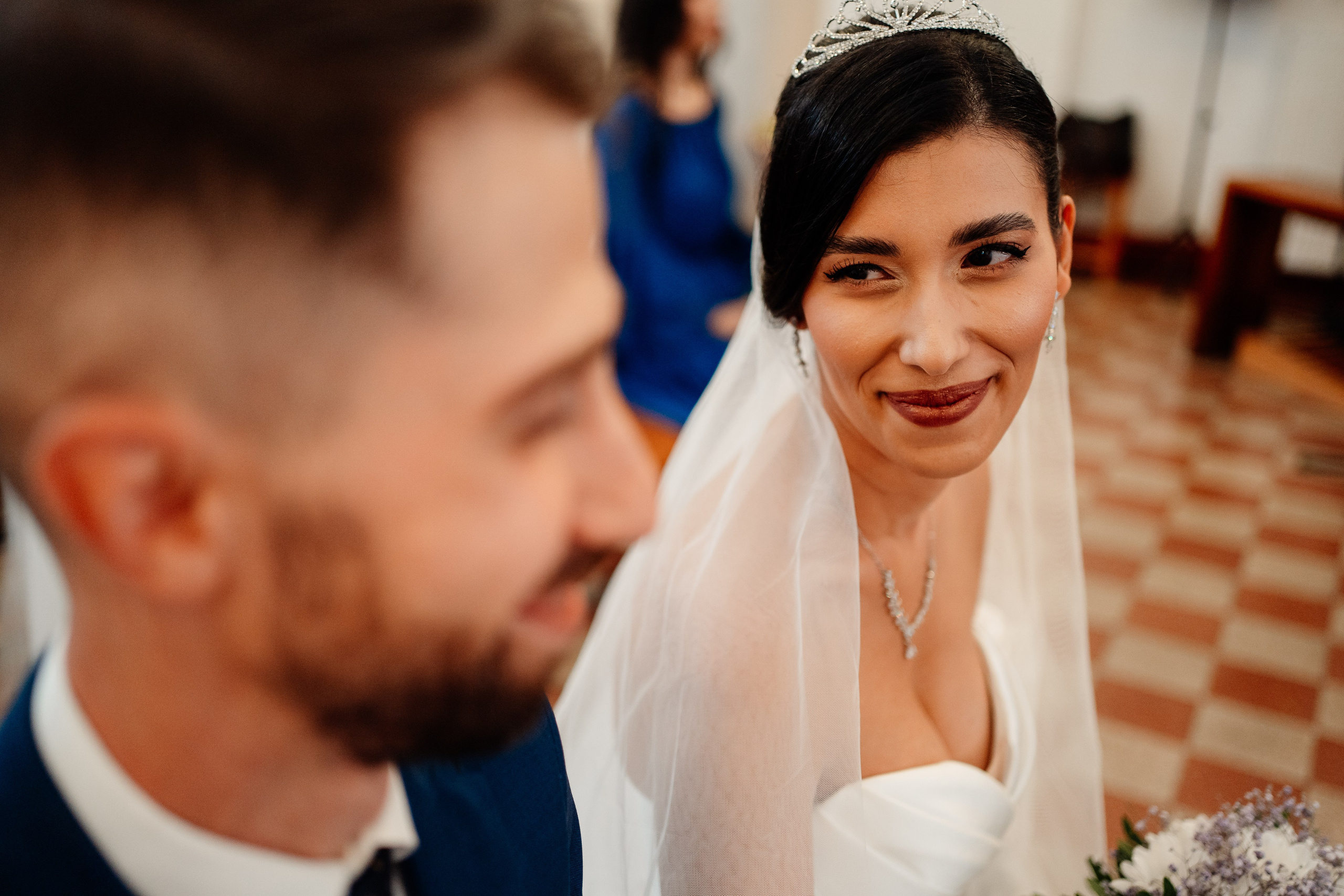 Moment emoționant între miri în ziua nunții, surprins într-un cadru natural și romantic, in Bucuresti. Fotografie de nuntă profesională, editată artistic pentru a evidenția emoția și eleganța evenimentului.