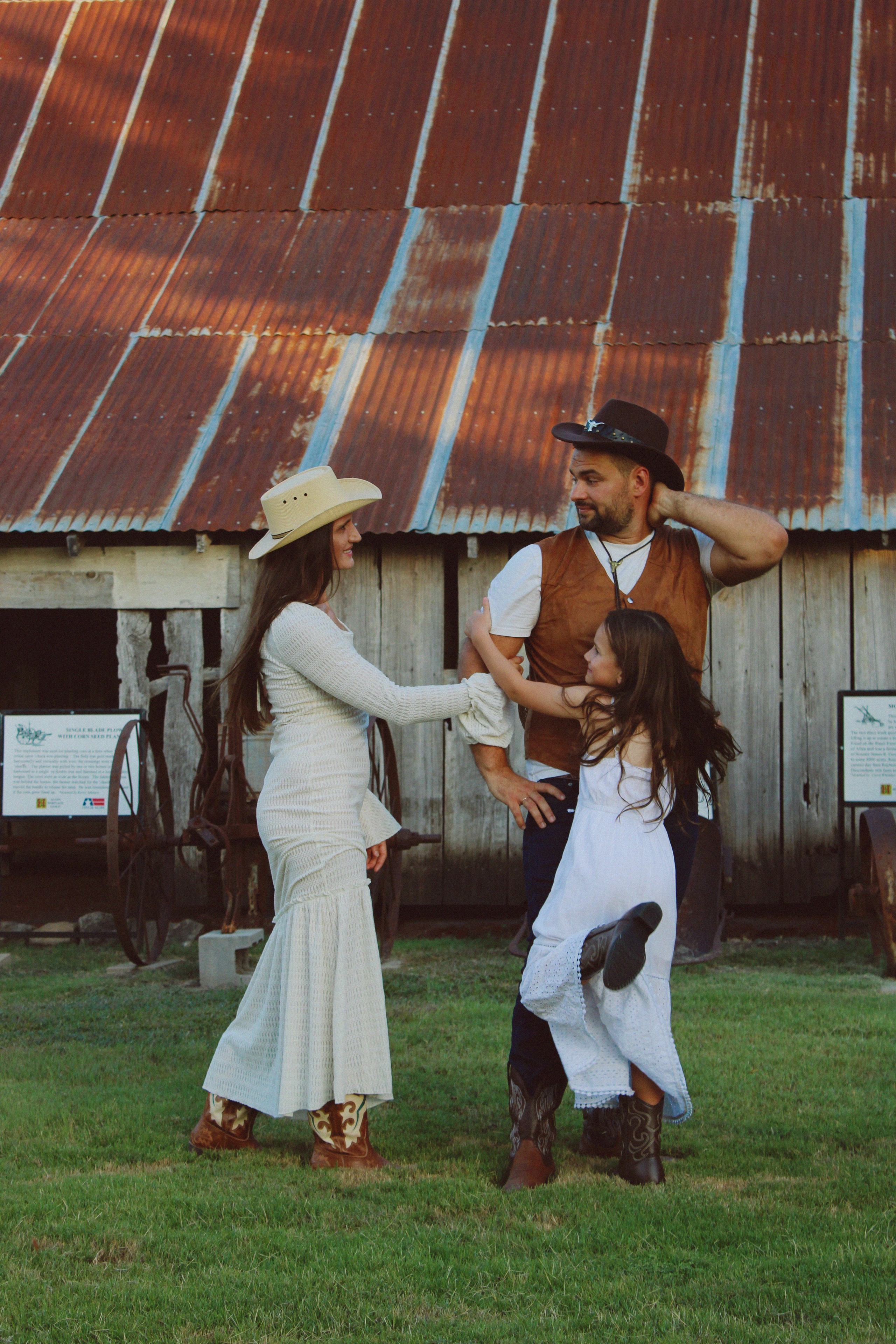 Texas Countryside Family Photoshoot in Cowboy Style. Lana Petrychenko — Portrait & Family Photographer. Valencia, Spain