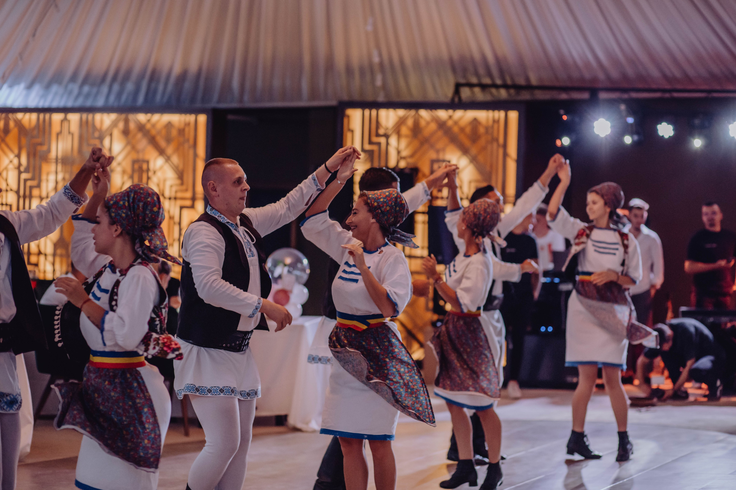 Zaira. Wedding & couple photographer from Romania Rut Vetan