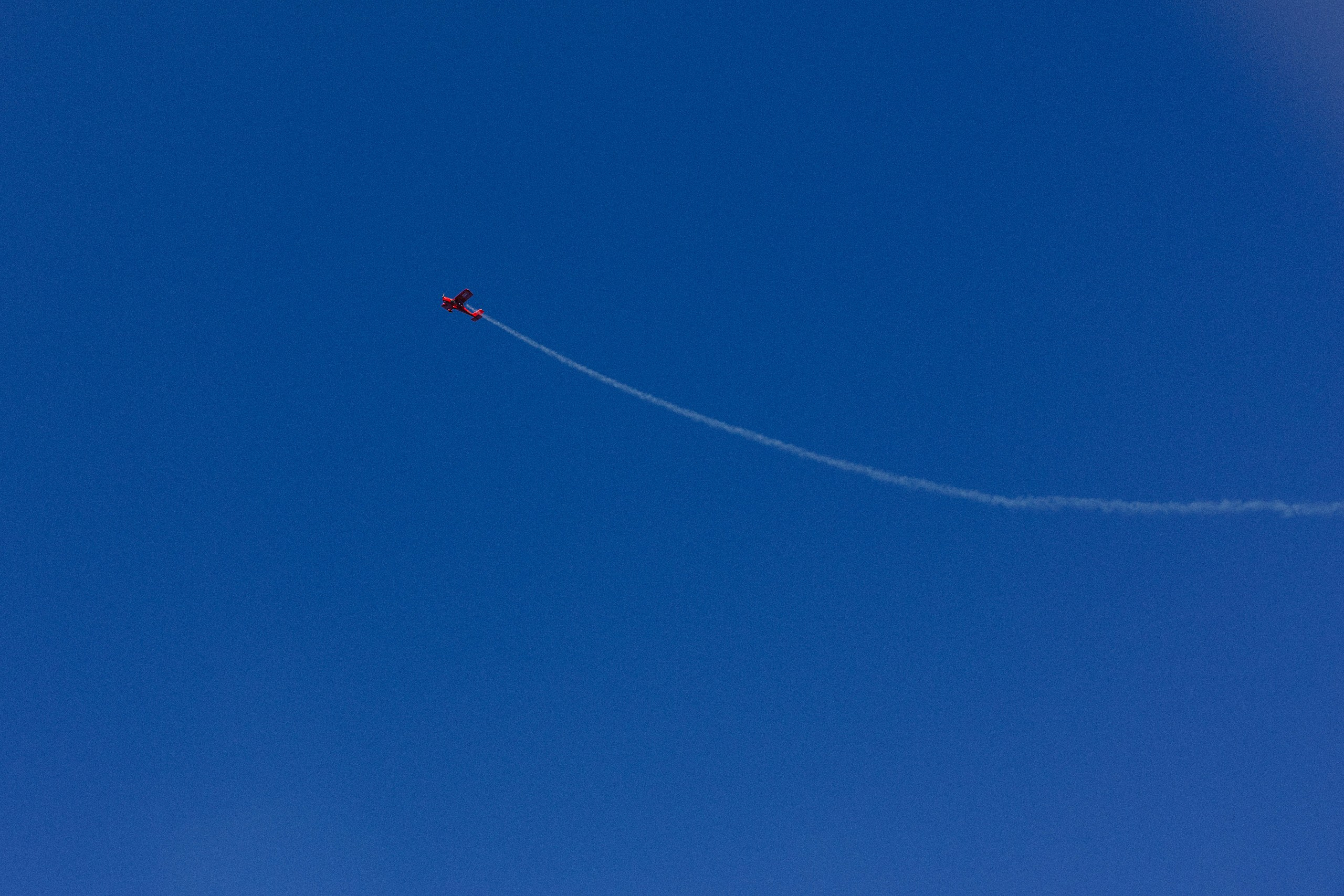 Эпичная фотосессия Gender Reveal с синим дымом и самолетом. Евгений Тимофеев | Свадебный и контент-фотограф и видеограф в Риге