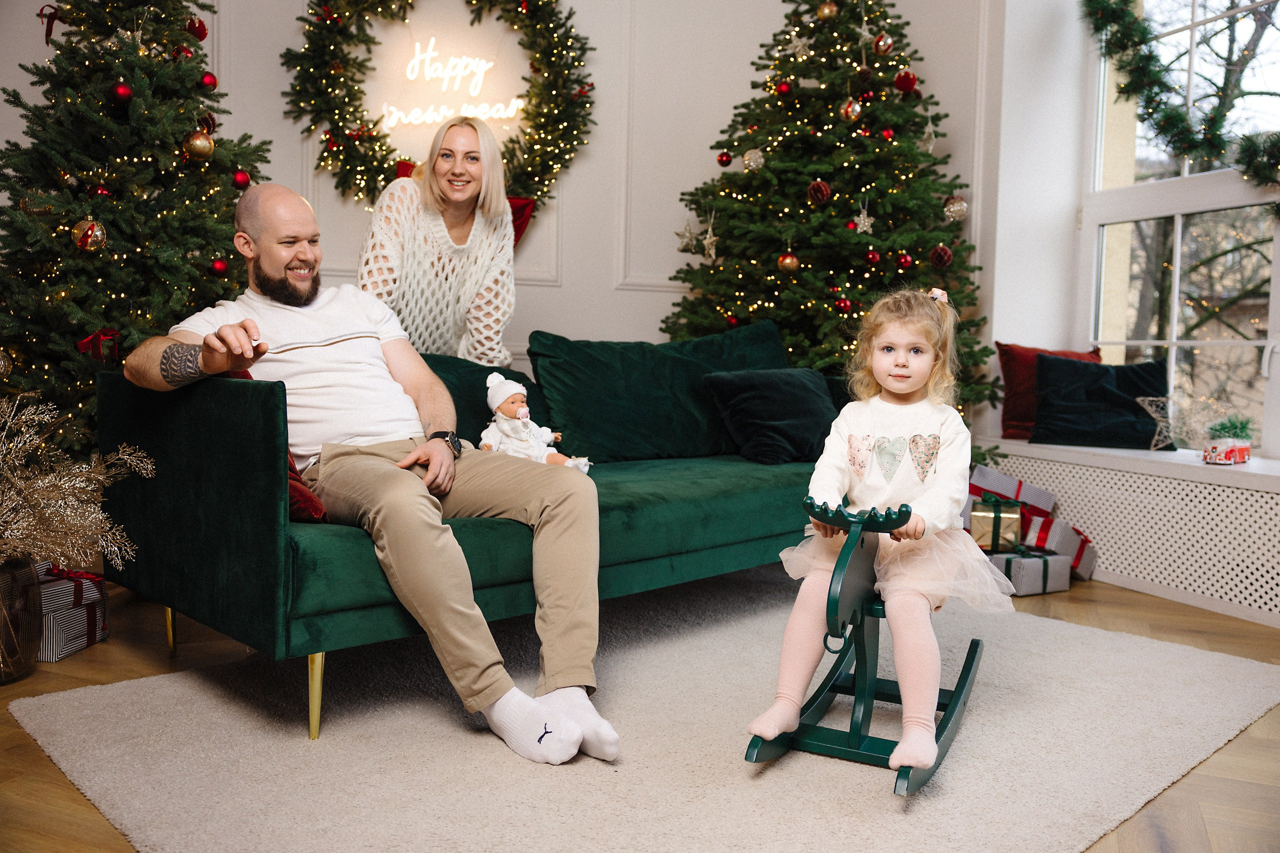 Семейная новогодняя фотосессия в студии в Риге. Евгений Тимофеев | Свадебный и контент-фотограф и видеограф в Риге