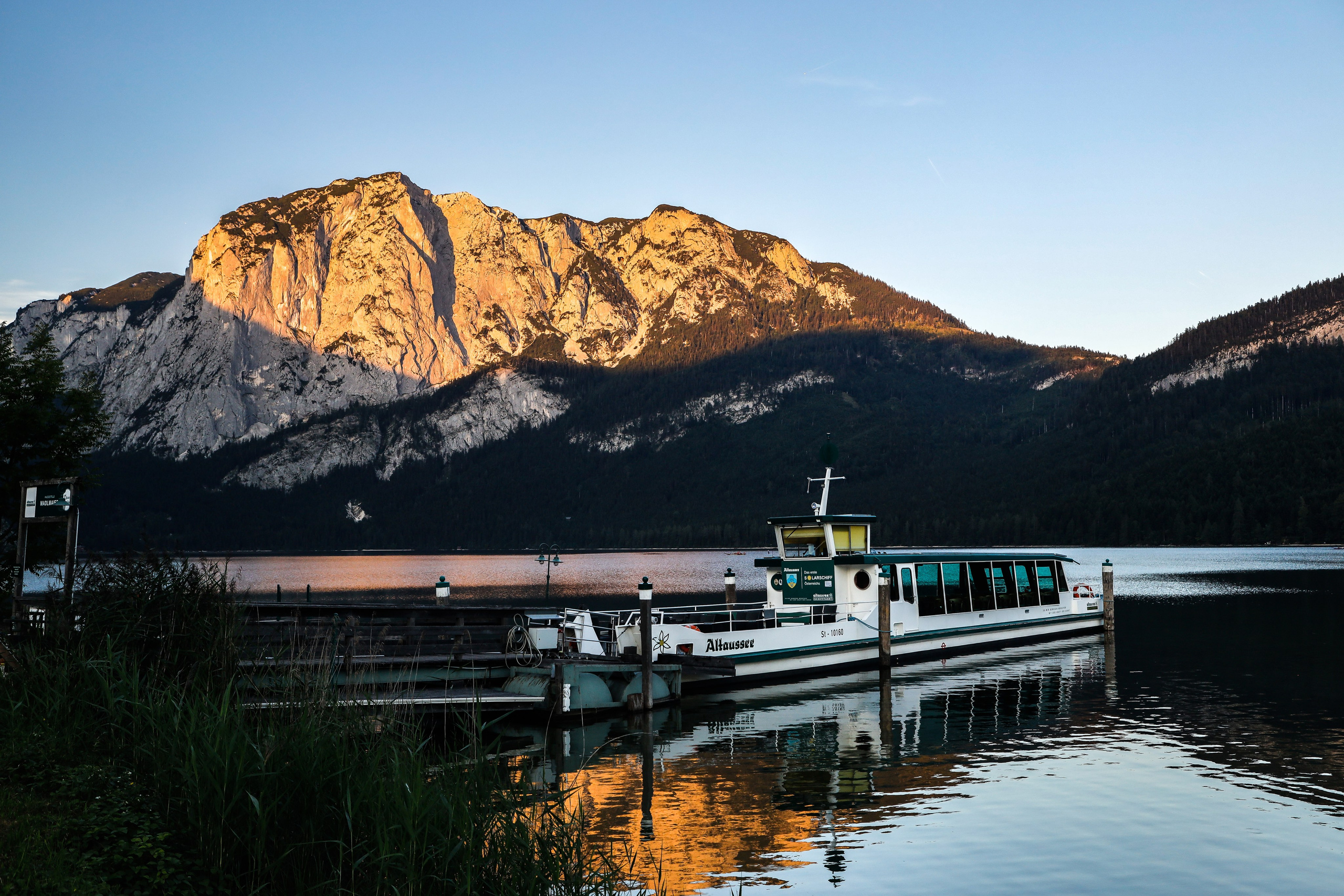 Закат на горном озере, Австрия. Корабль. Пейзажная фотография Юрия Меркулова. Фото для интерьера. Возможна печать на большом формате. Пейзаж. Ландшафт.