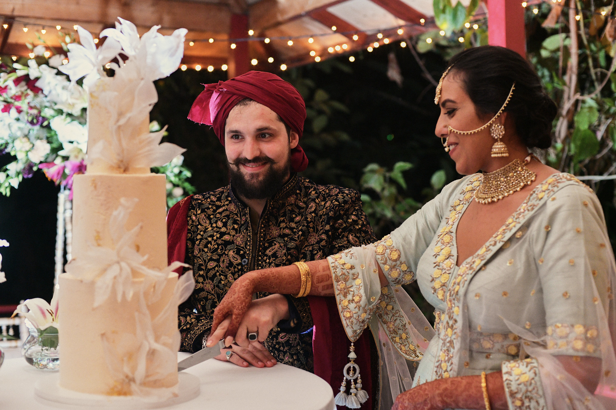 Indian bride and groom cutting the cake. Wedding photographer in the Netherlands Victoria Ushkanova
