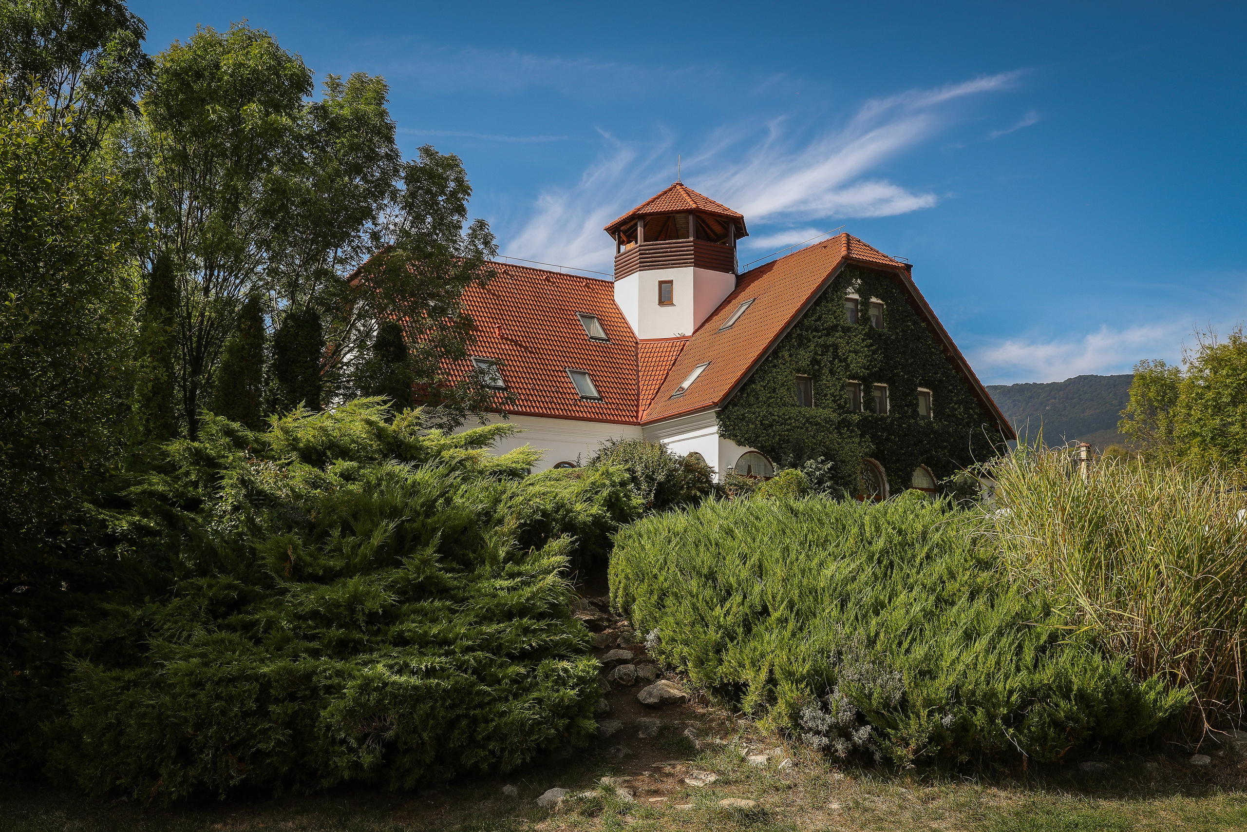 Orsi & Remus, eleganță în inima Transilvaniei. Rares Bucur is a professional wedding photographer based in Cluj-Napoca, Romania, specializing in wedding photography