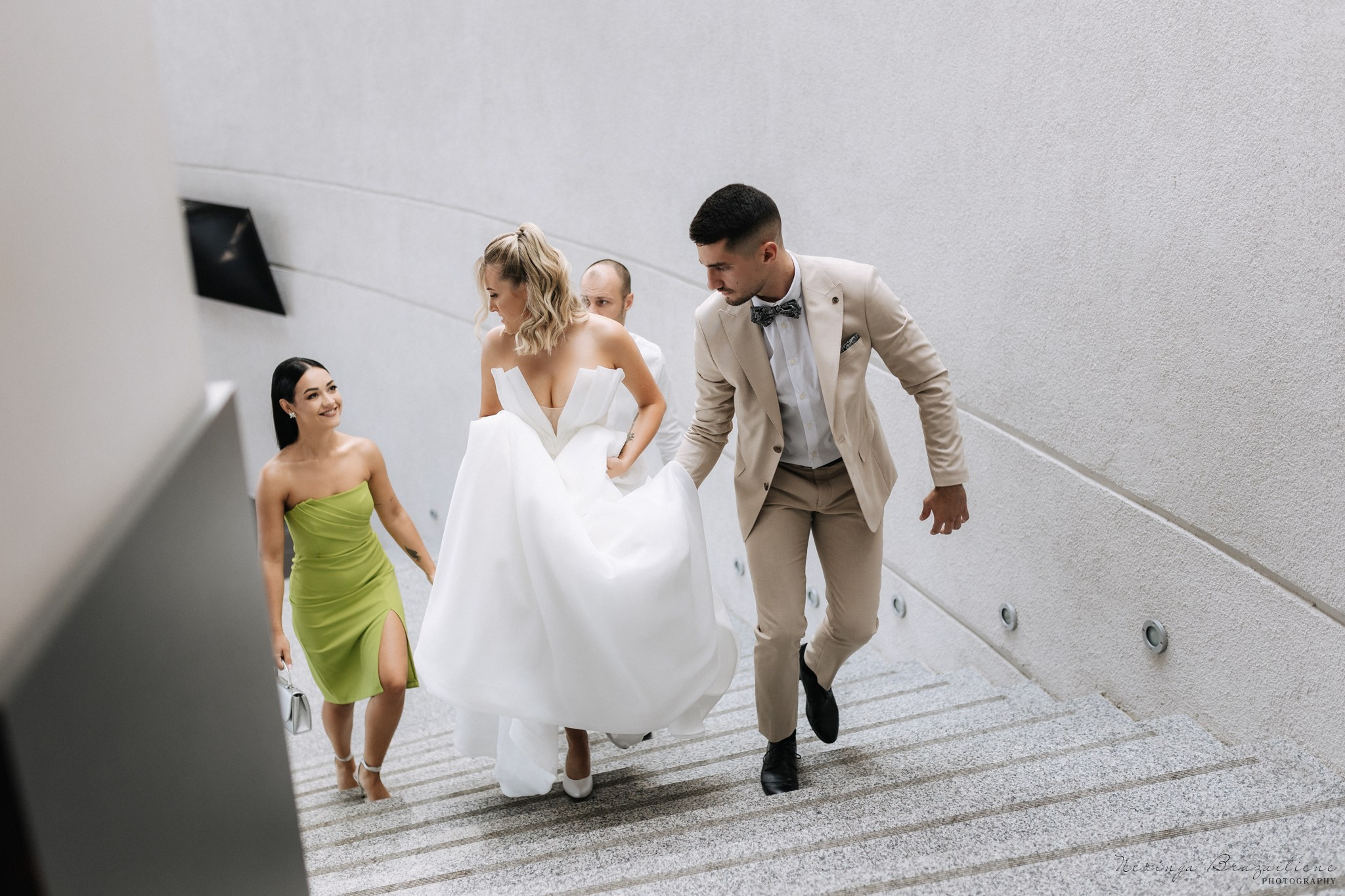 Vestuvinė fotosesija Kaune, Vienybės aikštėje, prie Lietuvos banko