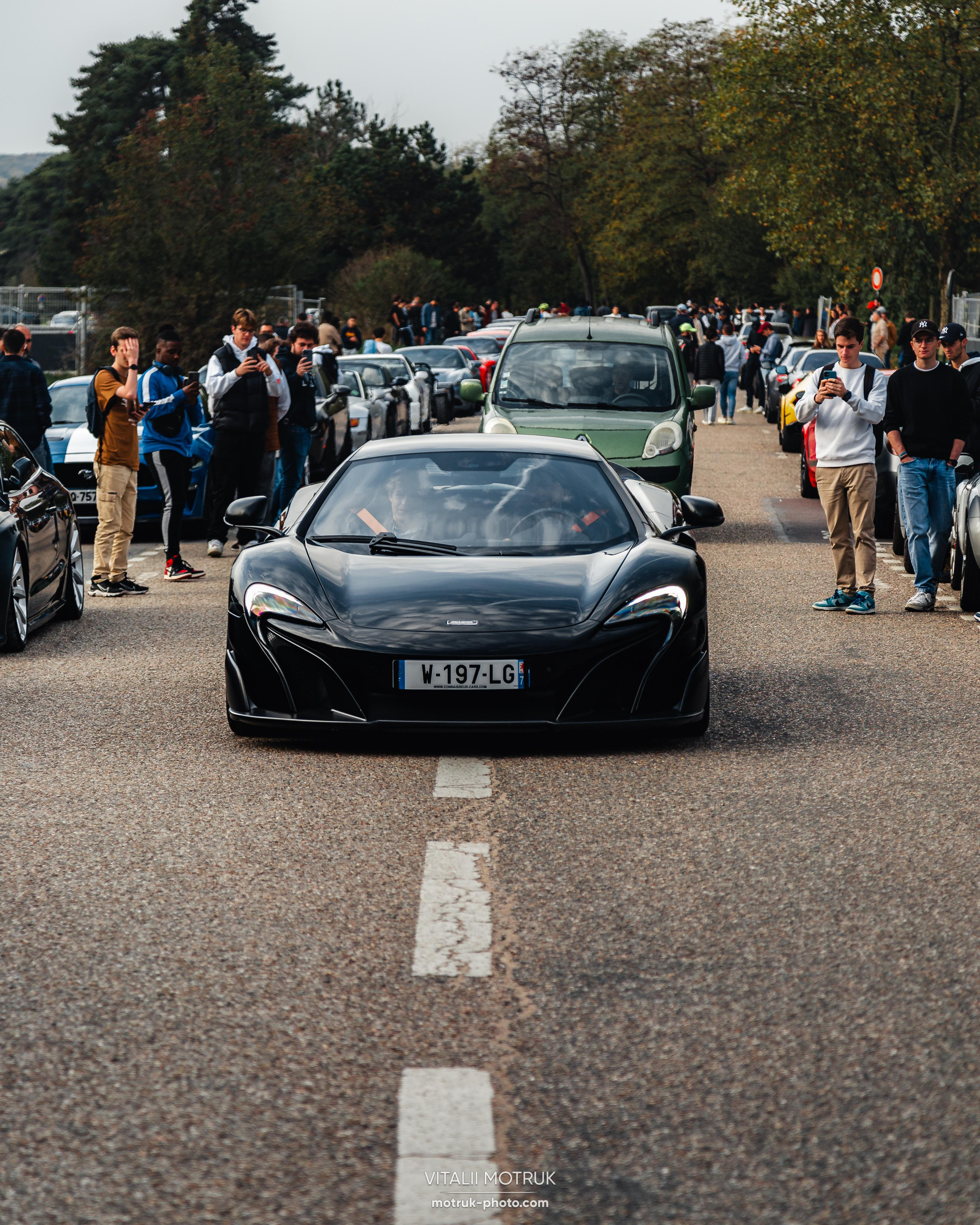 Rassamblement a l’Auteuil. Photographe de voitures à Paris — Vitalii Motruk