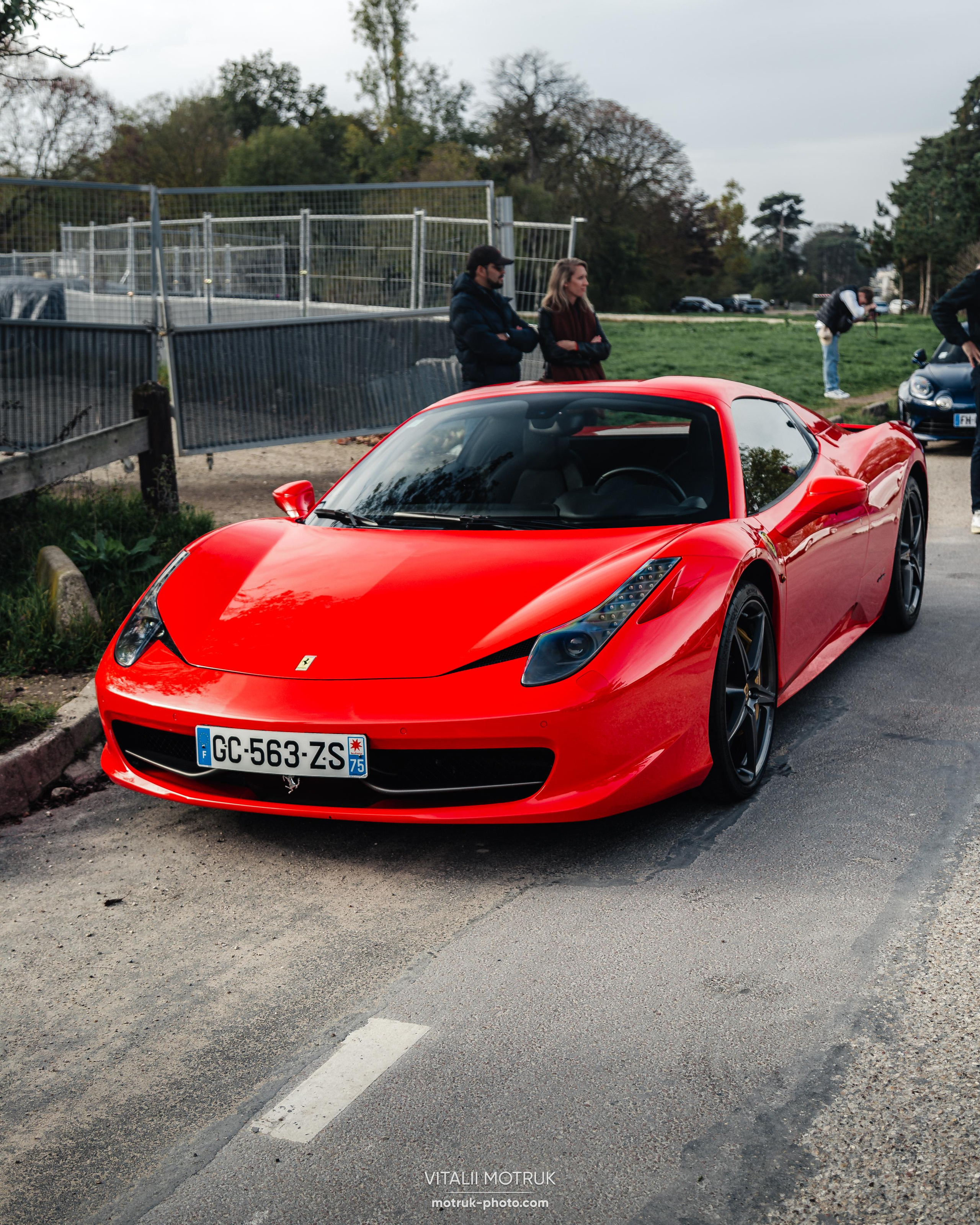 Rassamblement a l’Auteuil. Photographe de voitures à Paris — Vitalii Motruk