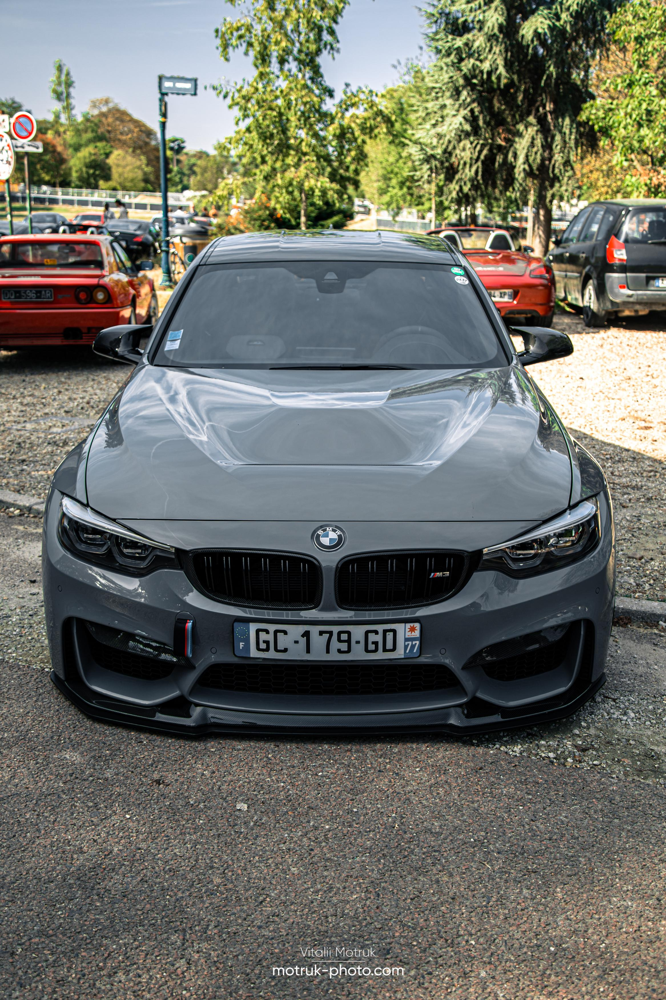 Rassemblement a l’Auteuil. Photographe de voitures à Paris — Vitalii Motruk
