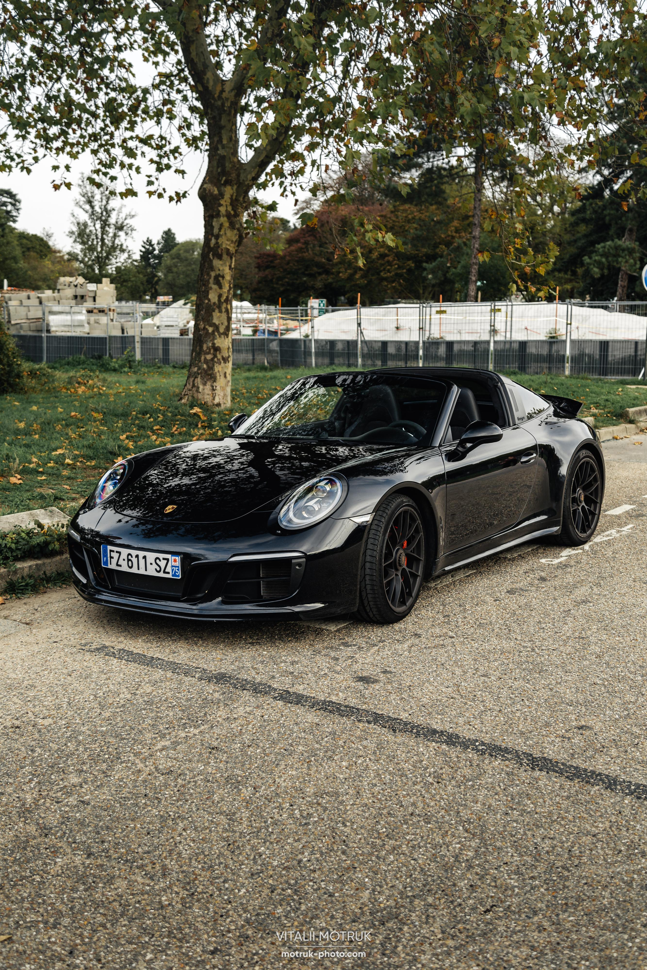 Rassamblement a l’Auteuil. Photographe de voitures à Paris — Vitalii Motruk