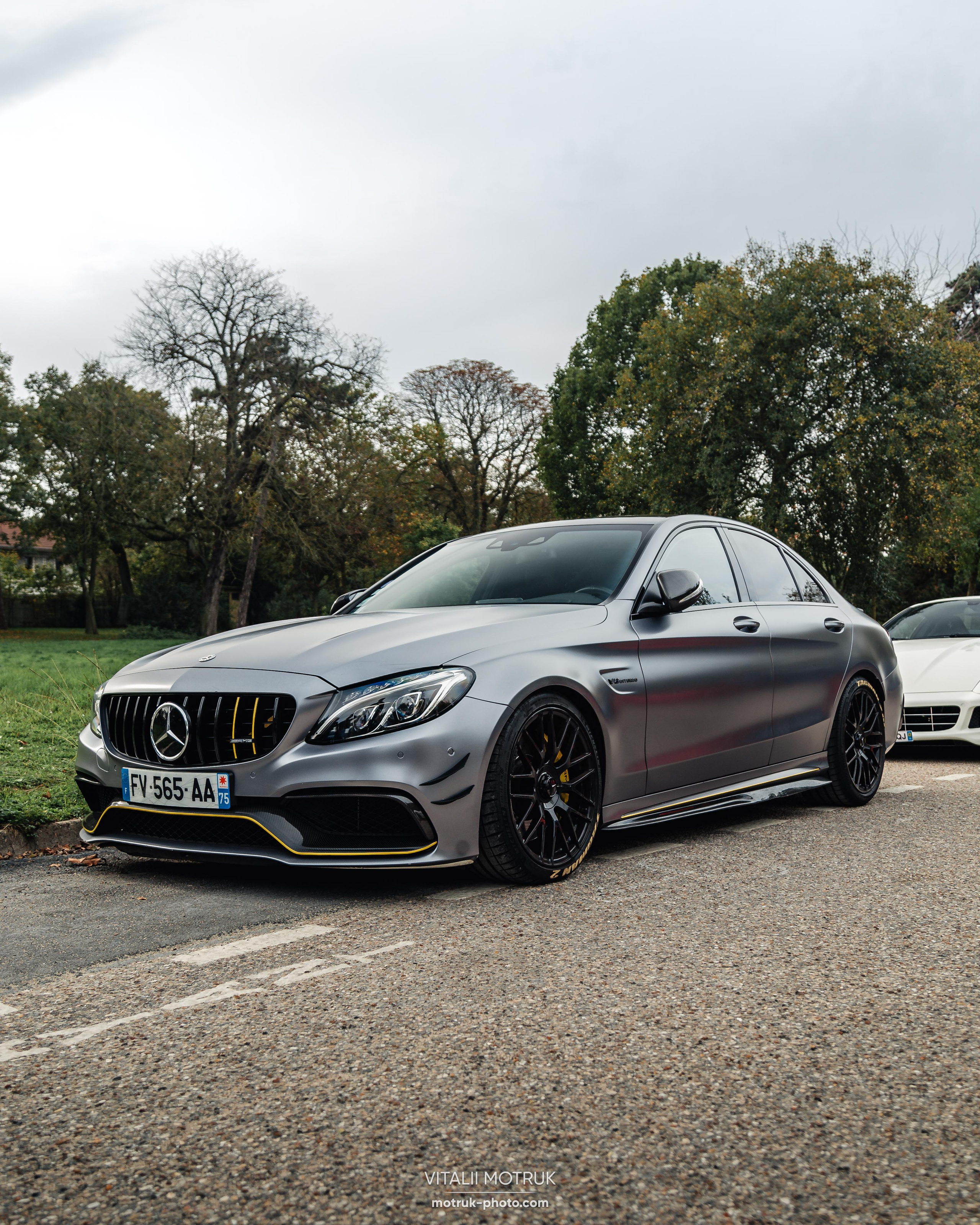 Rassamblement a l’Auteuil. Photographe de voitures à Paris — Vitalii Motruk