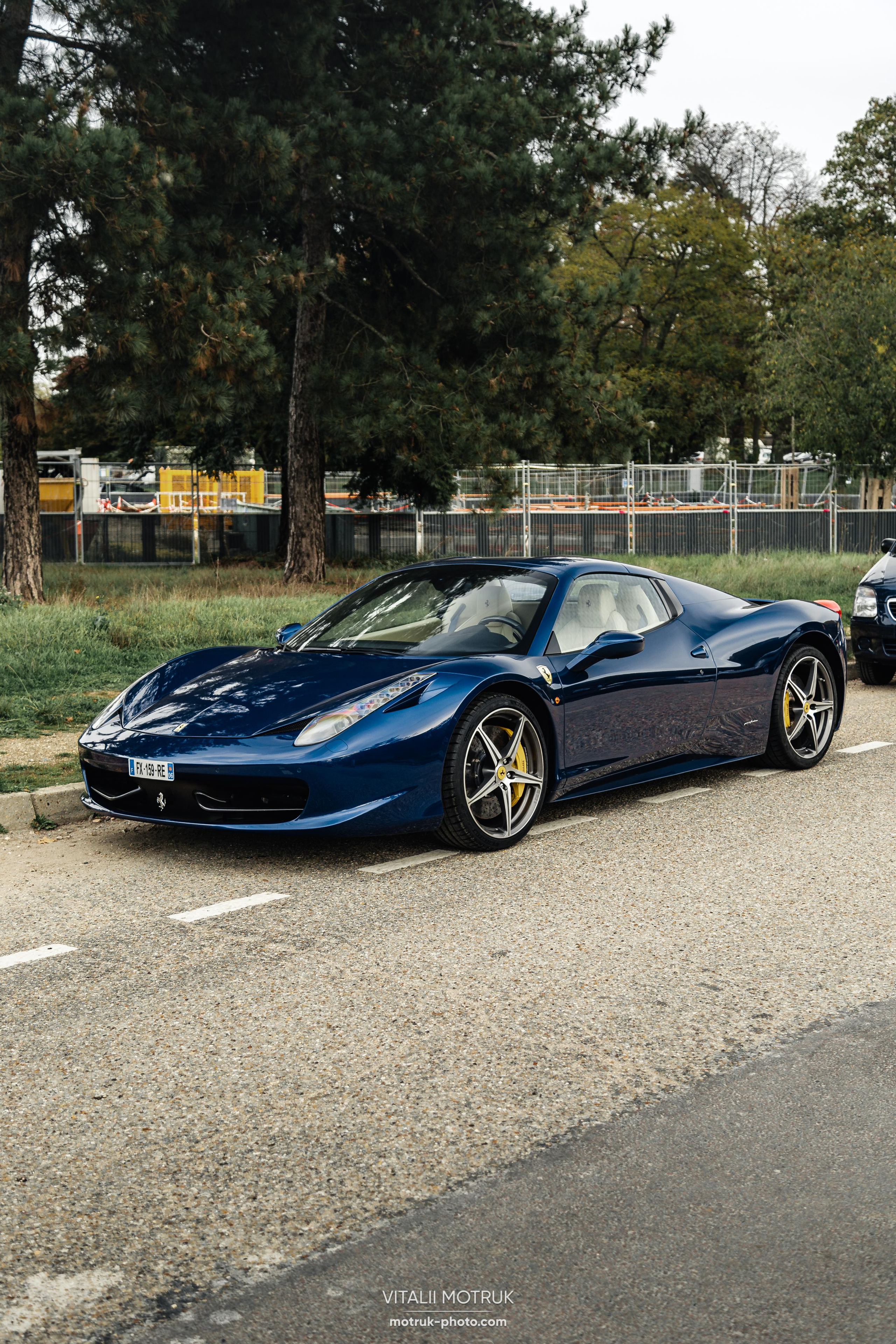 Rassamblement a l’Auteuil. Photographe de voitures à Paris — Vitalii Motruk