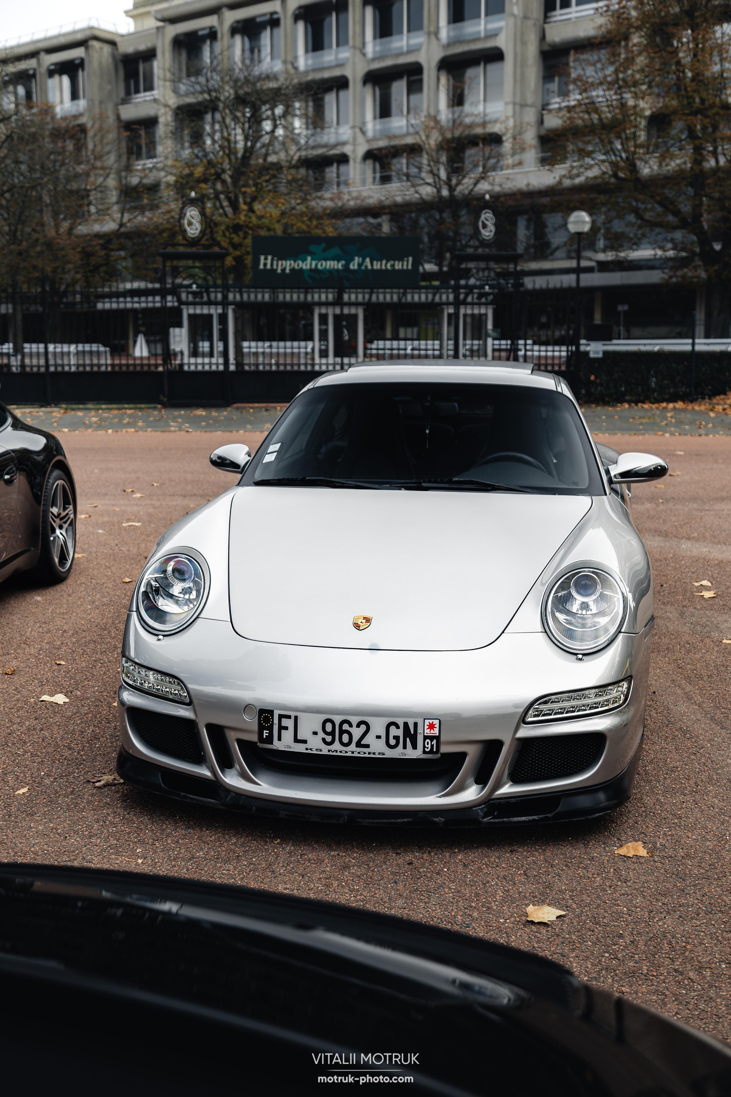 Rassamblement a l’Auteuil. Photographe de voitures à Paris — Vitalii Motruk
