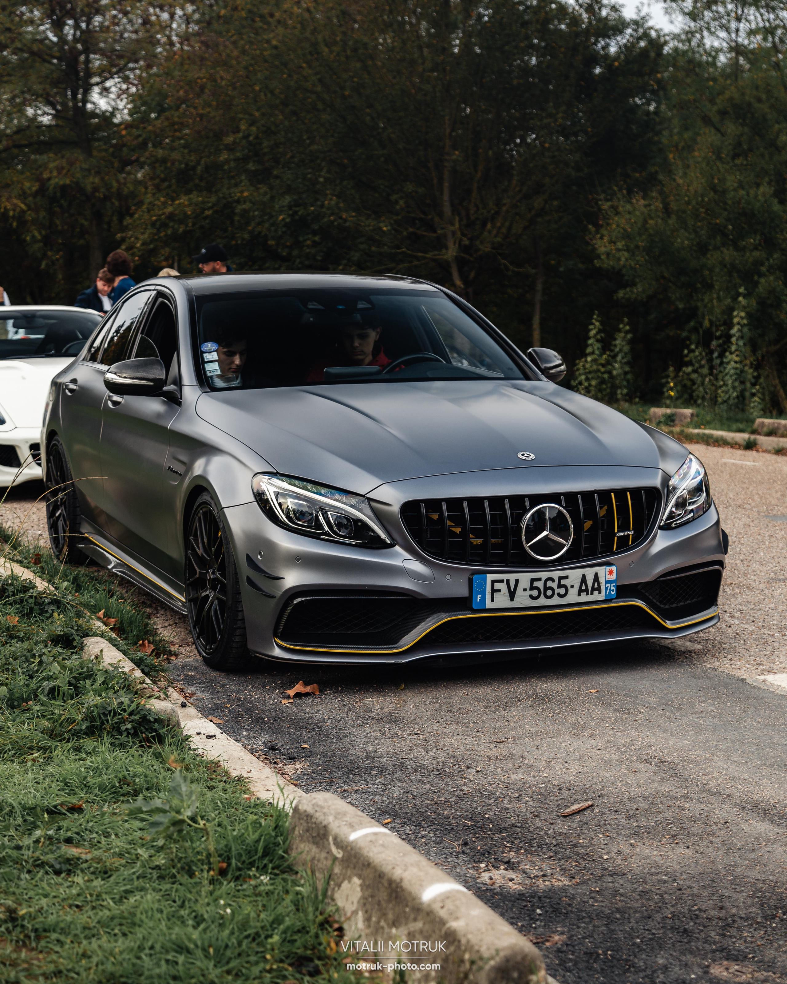 Rassamblement a l’Auteuil. Photographe de voitures à Paris — Vitalii Motruk