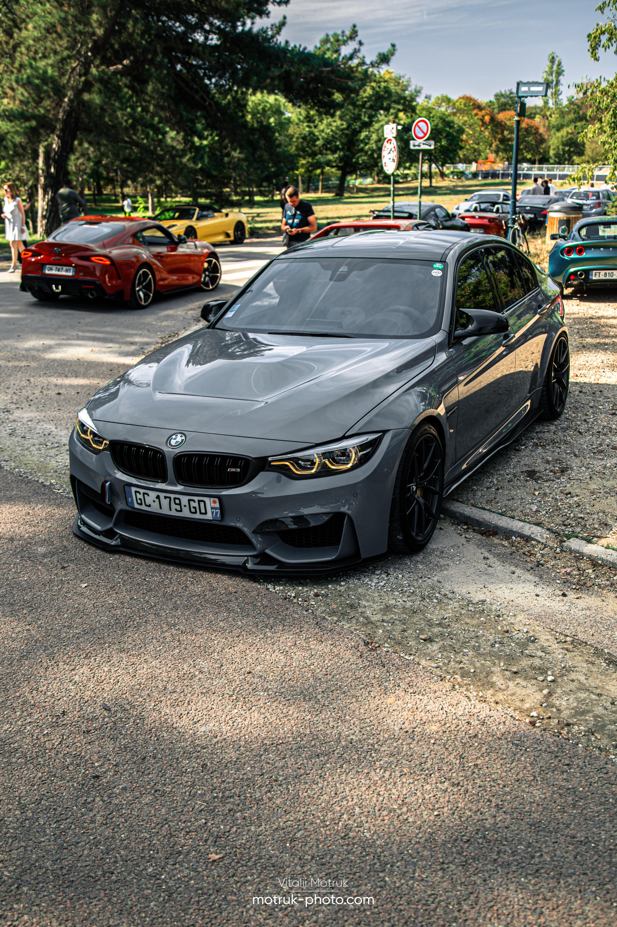 Rassemblement a l’Auteuil. Photographe de voitures à Paris — Vitalii Motruk