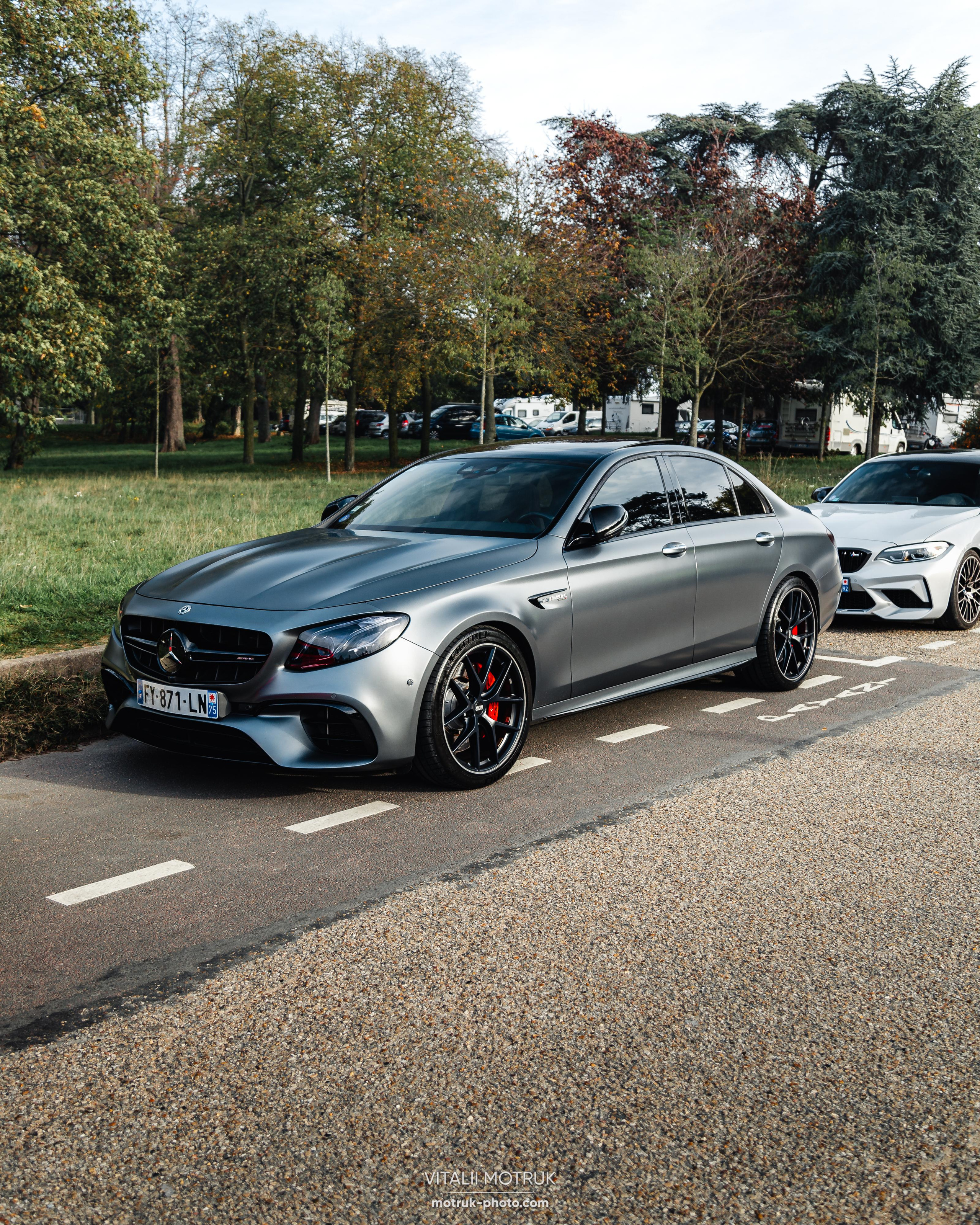 Rassamblement a l’Auteuil. Photographe de voitures à Paris — Vitalii Motruk